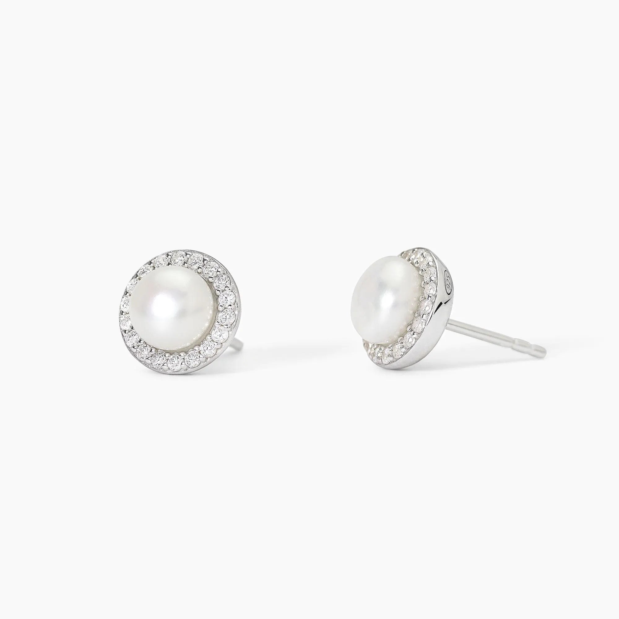 Produktfotografie der Mabina Ohrstecker 4293_L aus Silber mit einer zentralen Perle, welche mit Zirkonia-Steinen umrandet ist