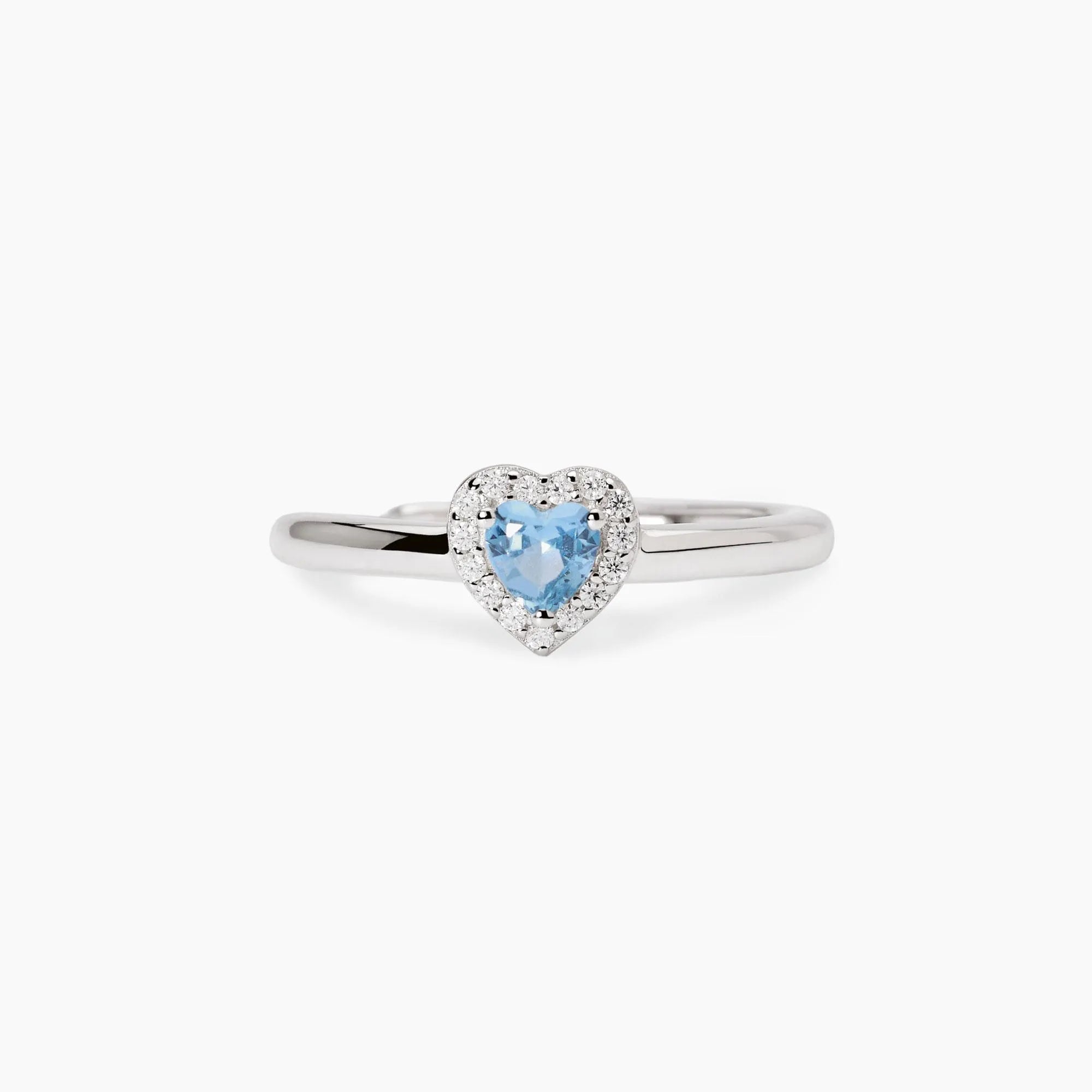 Produktfotografie des silbernen Mabina Rings mit Herzform und hellblauen Kunststein in Herzform