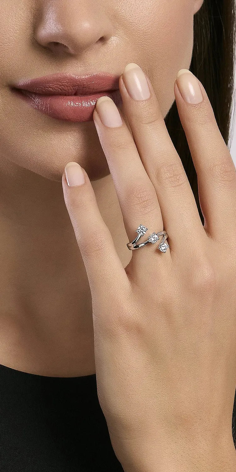 Frau trägt einen Mabina Silberring an Ihrem Ringfinger mit 3 Zirkonia Steinen, die jeweils einzeln an der Ringschiene abstehen