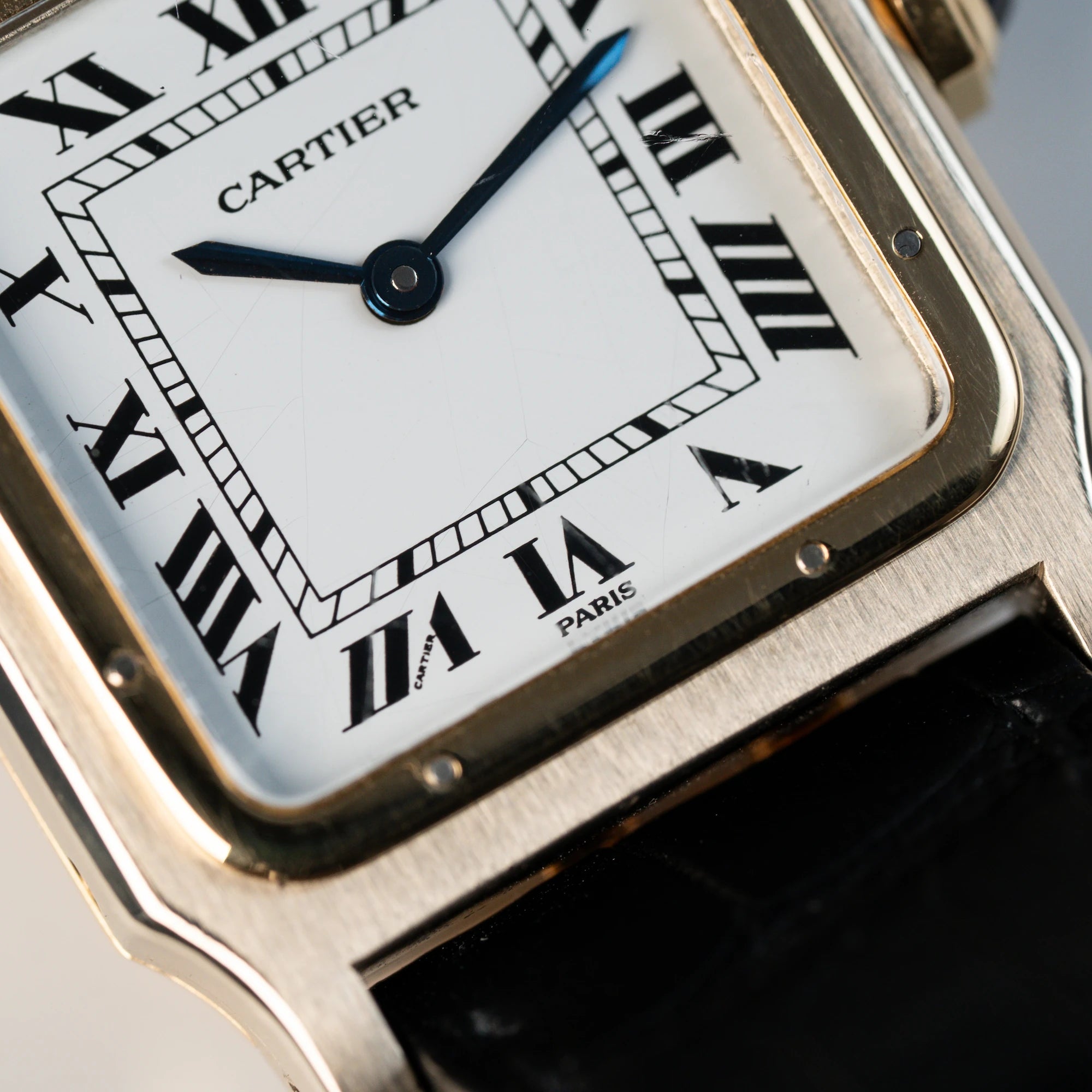 Makroaufnahme der Cartier Santos Dumont "Deux Ors" mit weißem Paris Dial