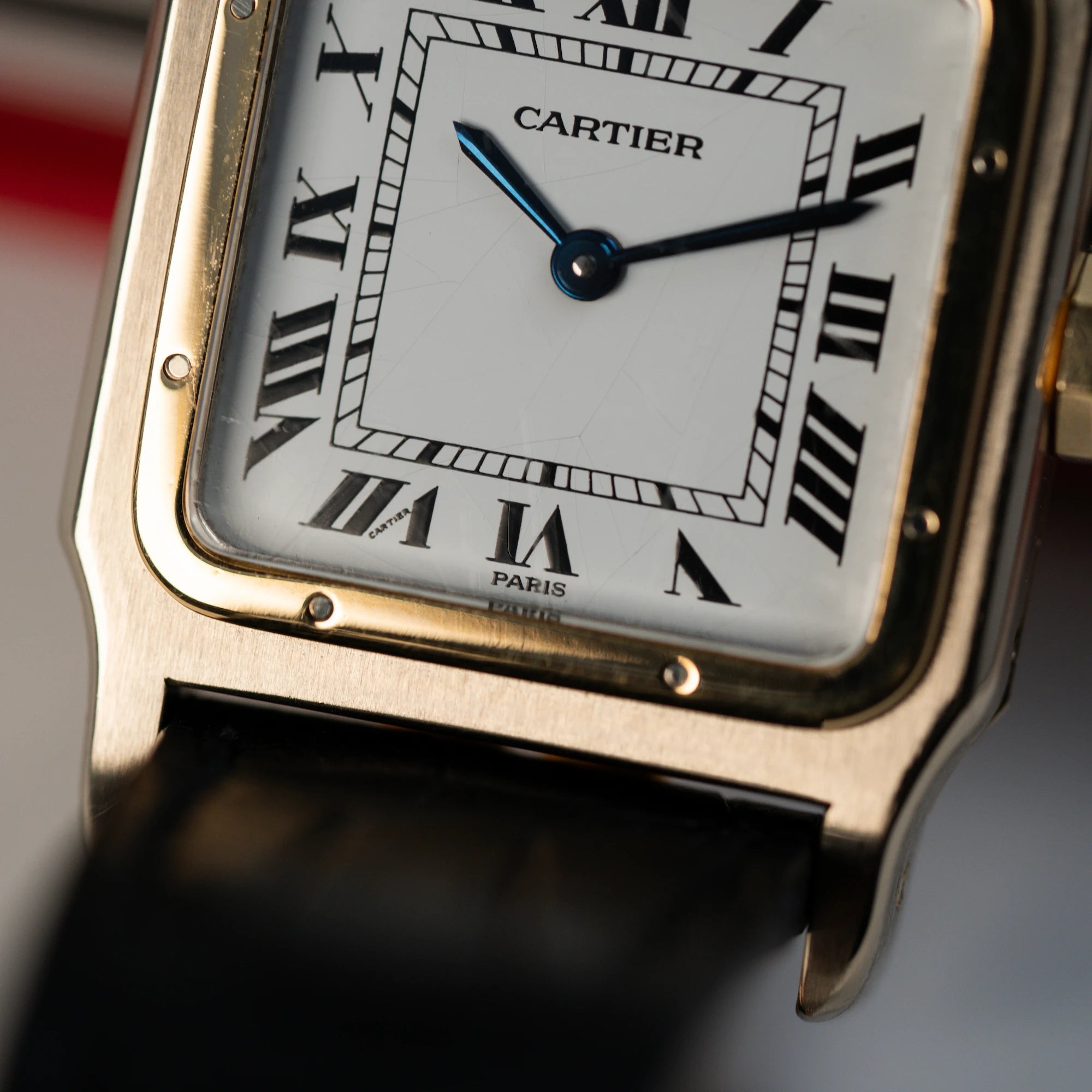 Makroaufnahme der Cartier Santos Dumont "Deux Ors" mit weißem Paris Dial