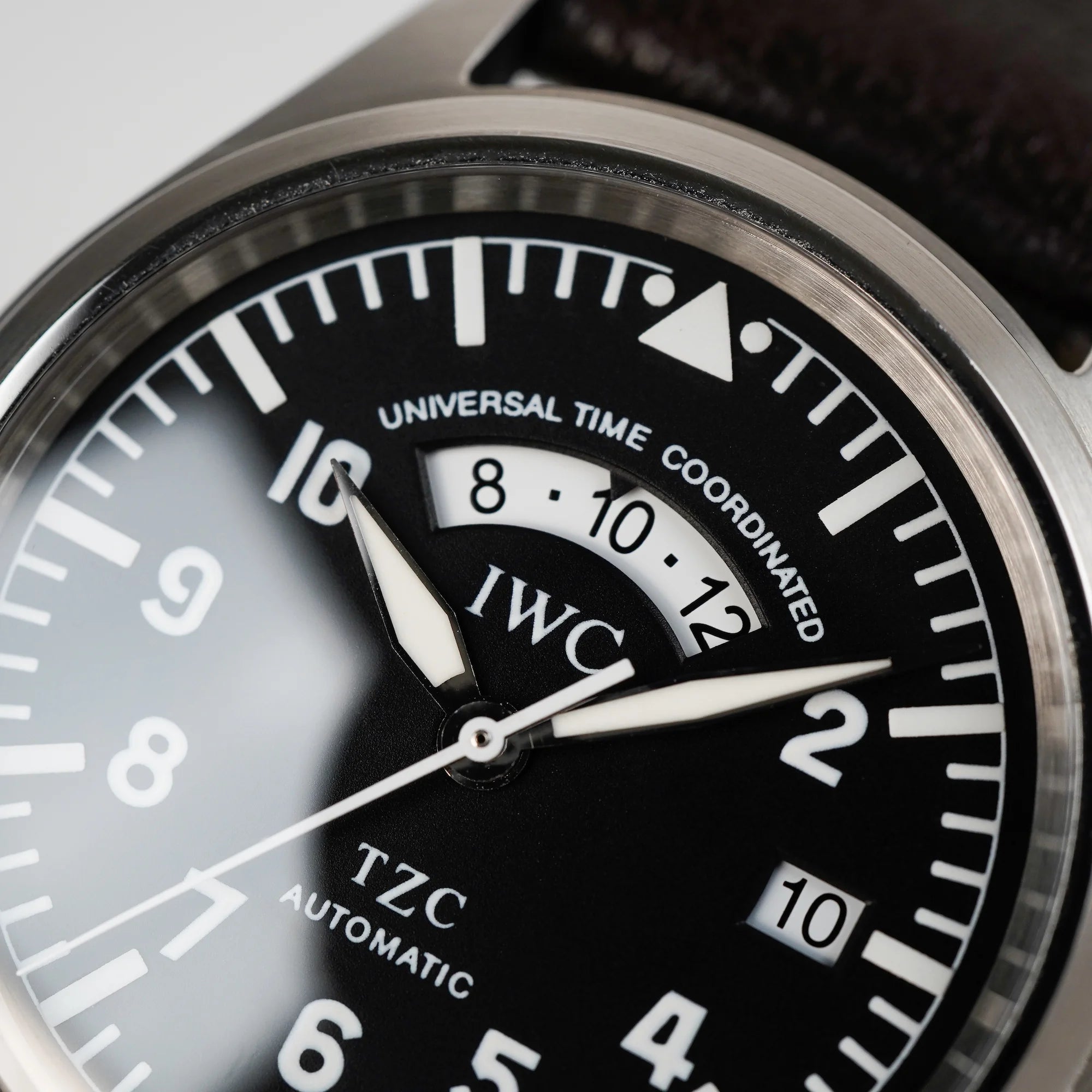 Makroaufnahme des schwarzen Zifferblatts mit GMT-Funktion der IWC Schaffhausen Pilot Fliegeruhr UTC Spitfire mit der Referenz IW3251