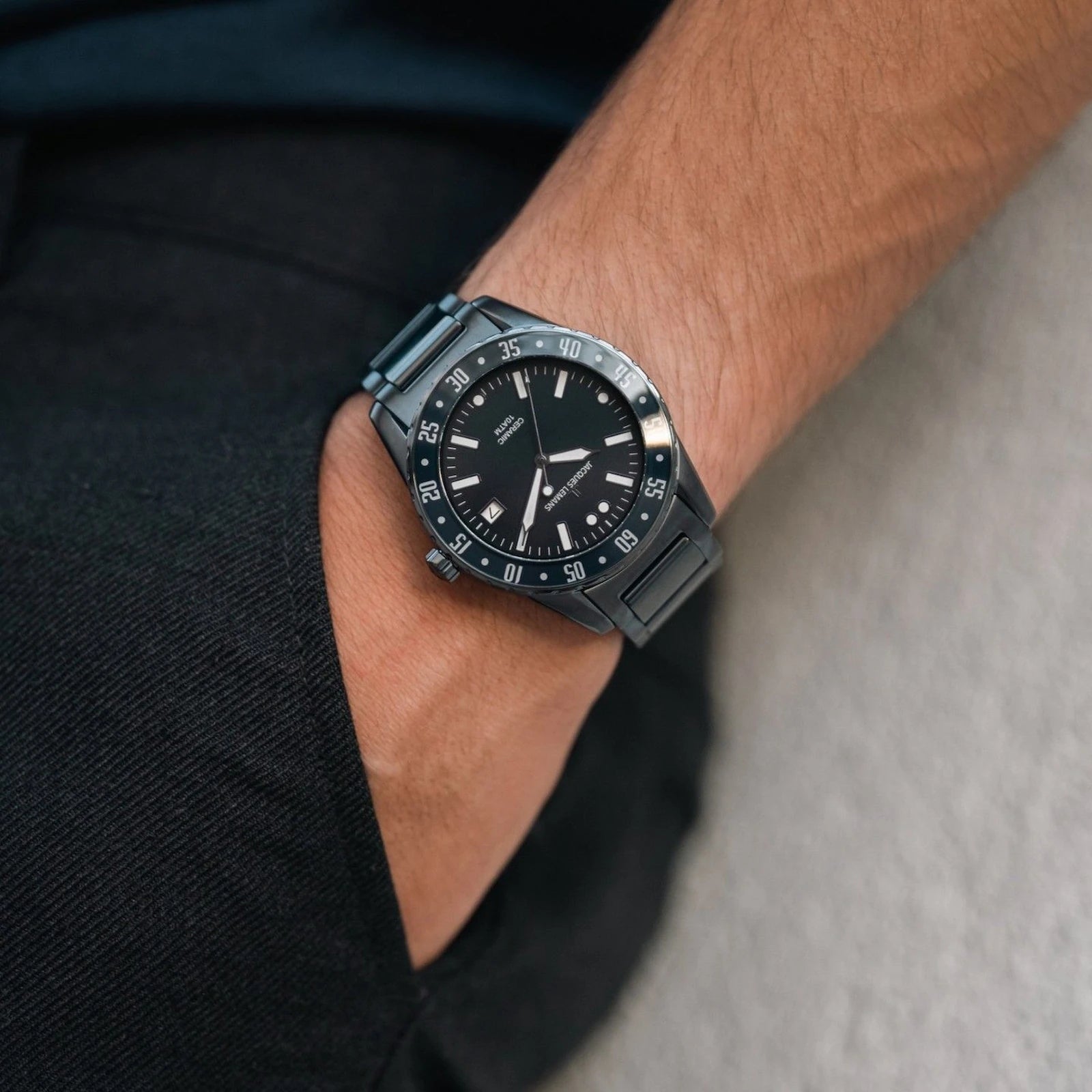 Mann trägt Jacques Lemans Uhr mit Quartz-Werk als Armbanduhr