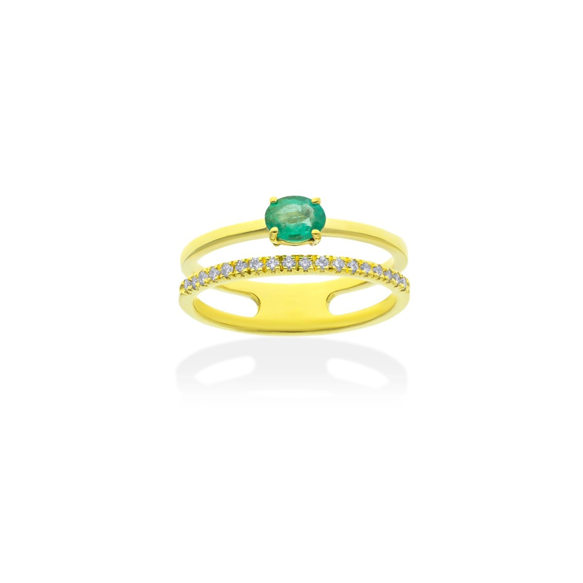 Produktfoto des Marina Garcia Gelbgoldrings in 18 Karatmit einer Ringschiene mit Smaragd-Edelstein im ovalen Schliff und einer zweiten diamantbesetzten Ringschiene