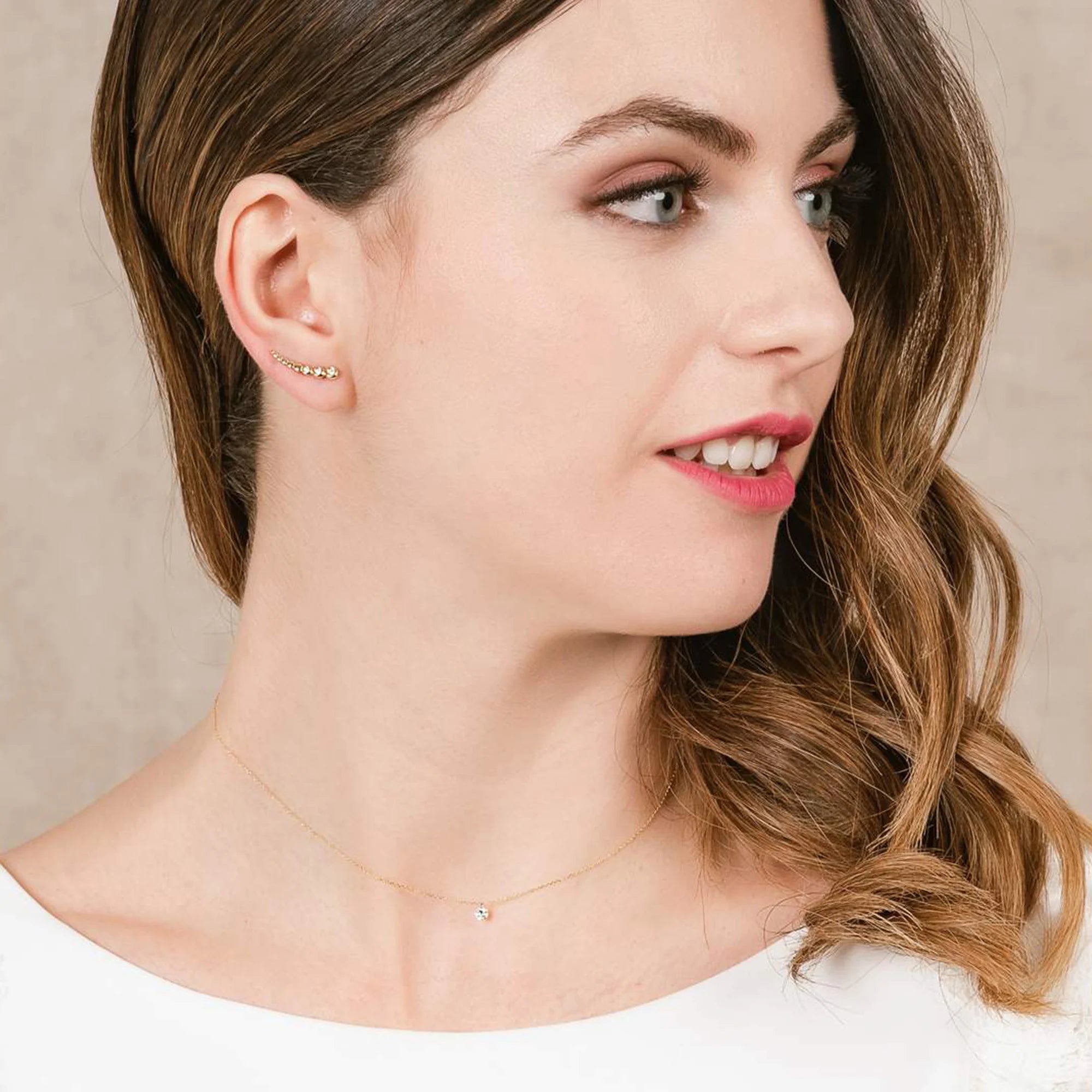 Frau trägt Marina Garcia Halskette A6141AM in Gelbgold mit einem Flying Diamond als Anhänger um ihren Hals