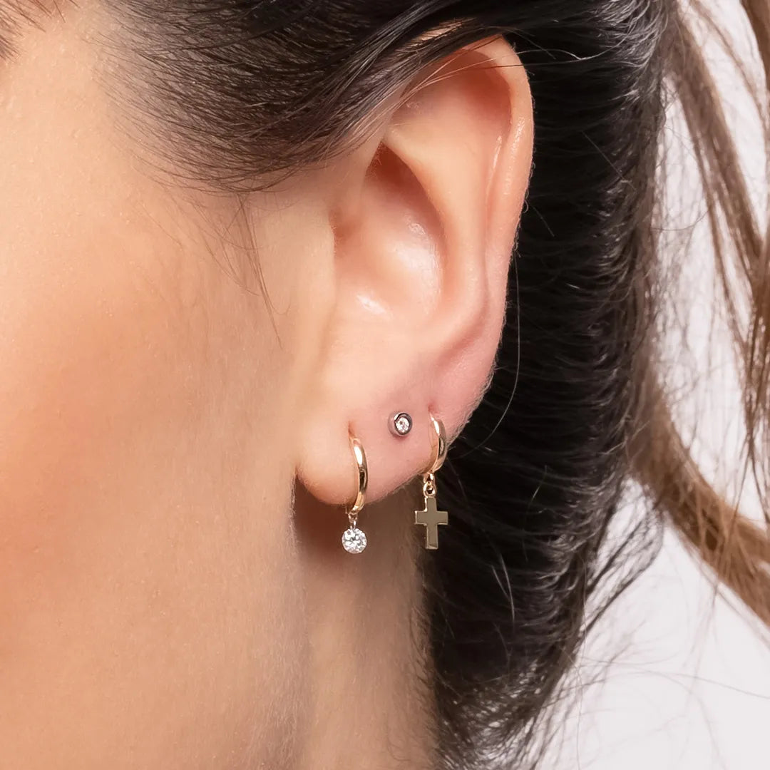 Detailaufnahme des Ohrs einer Dame, die die gelbgoldenen Flying-Diamond Ohrringe in ihrem Ohr trägt