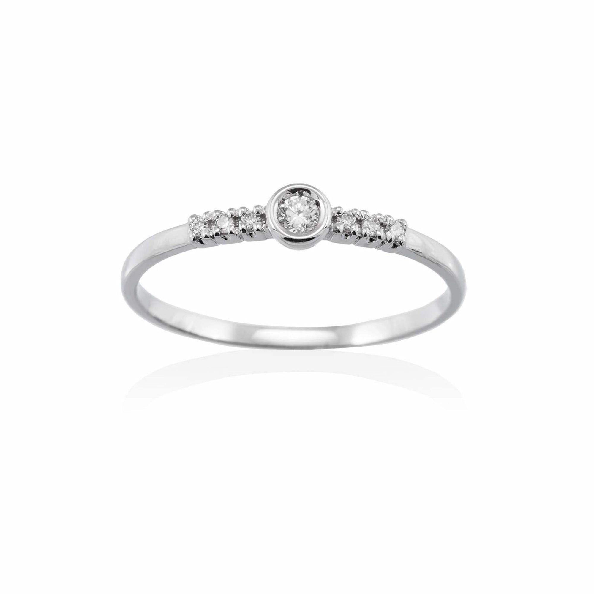 Produkfotografie des Marina Garcia Rings A2374 in 18 Karat Weißgold mit 7 Diamanten auf weißem Hintergrund