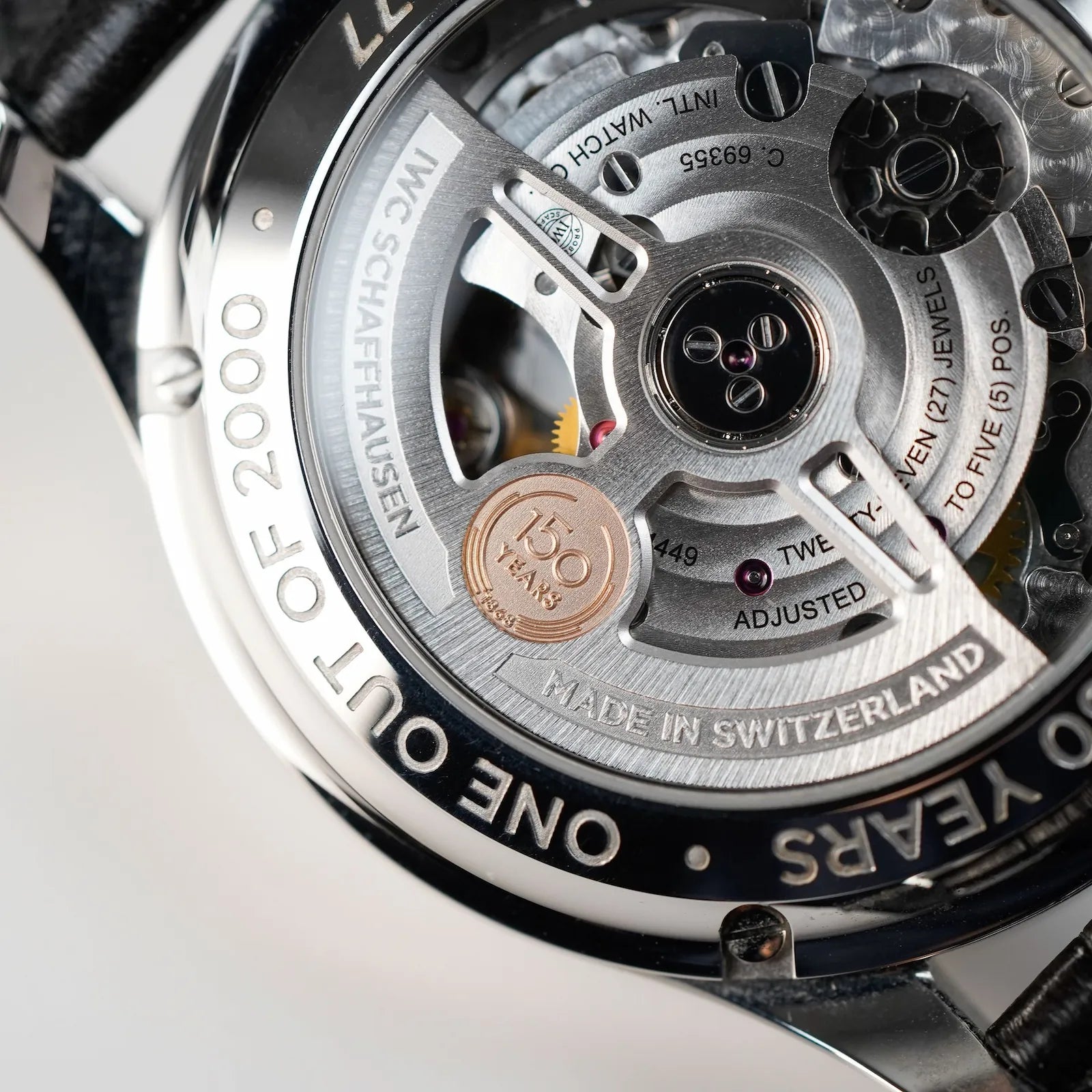 Offener Gehäuseboden einer IWC Armbanduhr mit Glasboden und Blick auf das automatische Uhrwerk