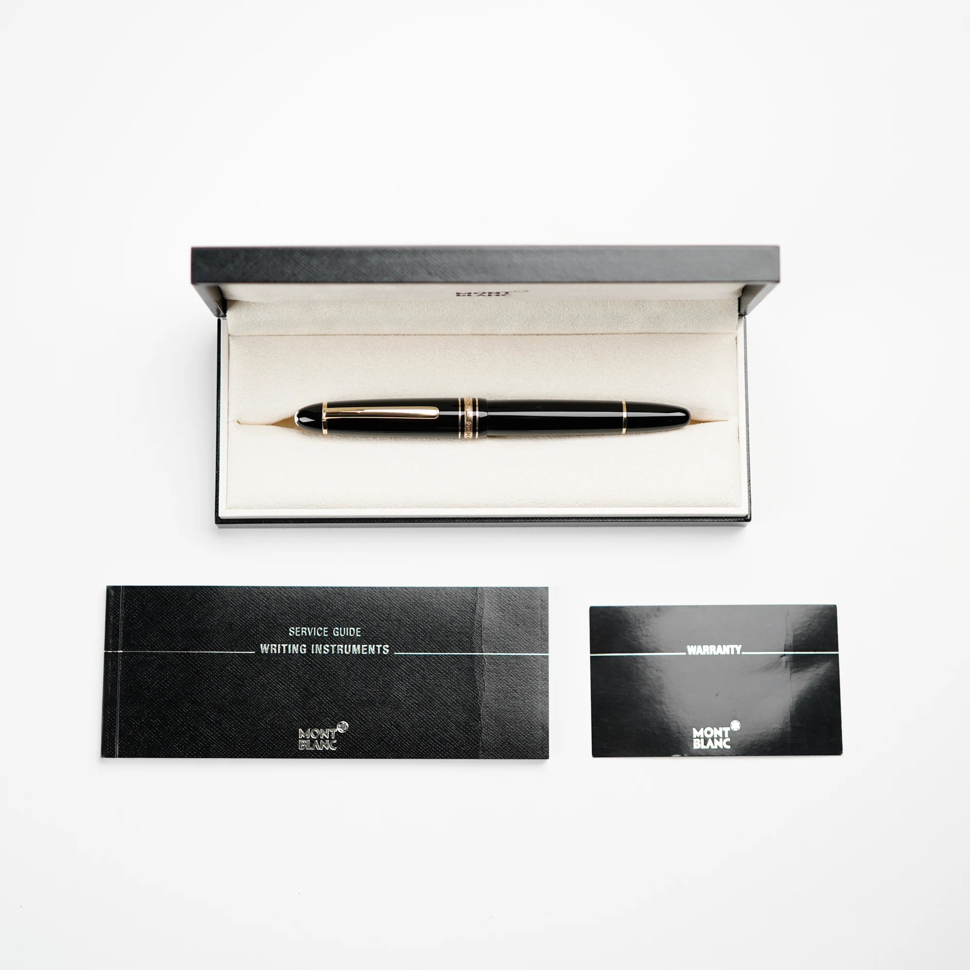 Mont Blanc Füllfederhalters in schwarz mit Goldbeschichtung zusammen mit dem Lieferumfang, bestehend aus Schreibgerät, Box, Papieren