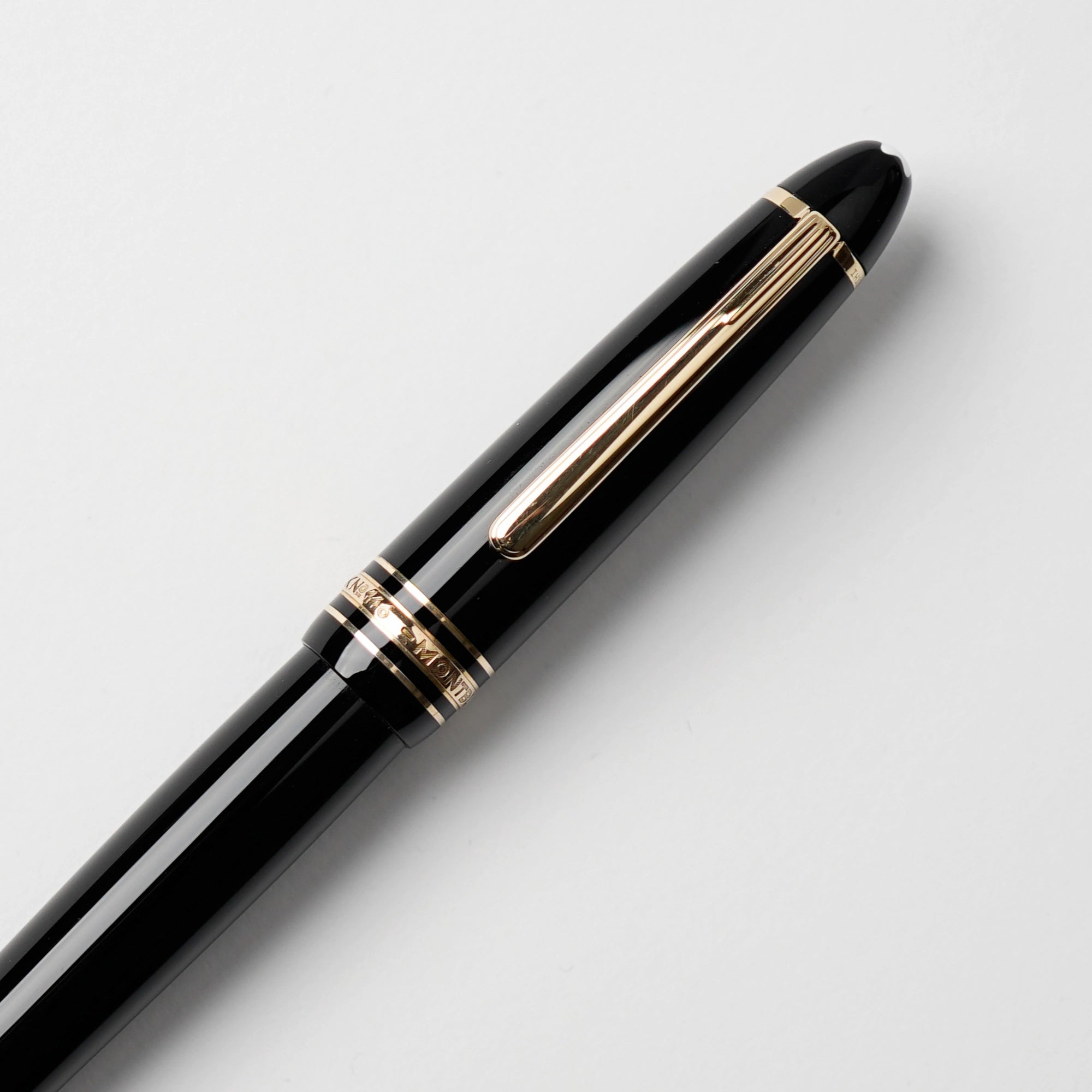 Detailaufnahme der Kappe des Mont Blanc Füllfederhalters in schwarz mit Goldbeschichtung
