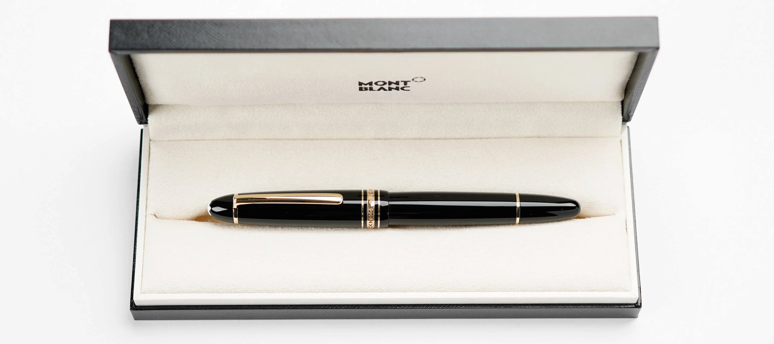 Schwarz-goldener Mont Blanc Füllfederhalter, der in seinem Etui liegt