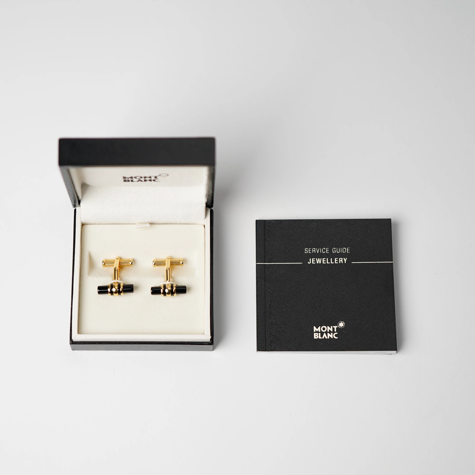 Jewellry Service Guide und Schachtel zusammen mit den Gold-plattinierten Manschettenknöpfe Elegance Bar 3 mit Onyx-Stift