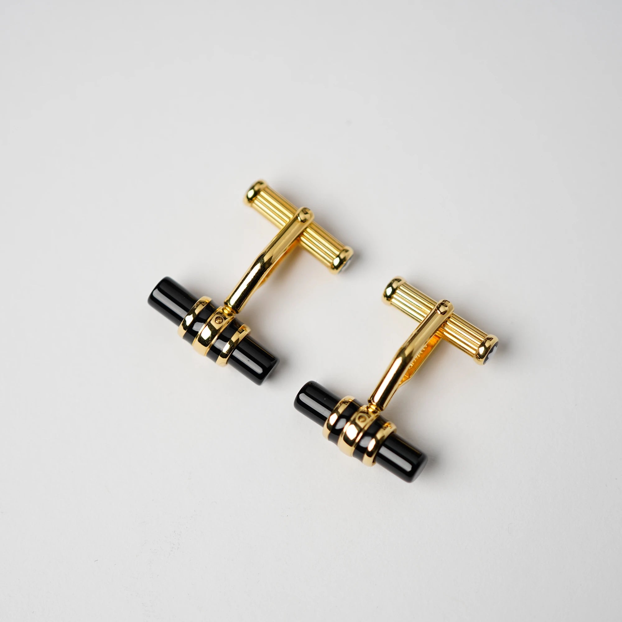 Gold-plattinierte Manschettenknöpfe Elegance Bar 3 mit Onyx-Stift von Mont Blanc