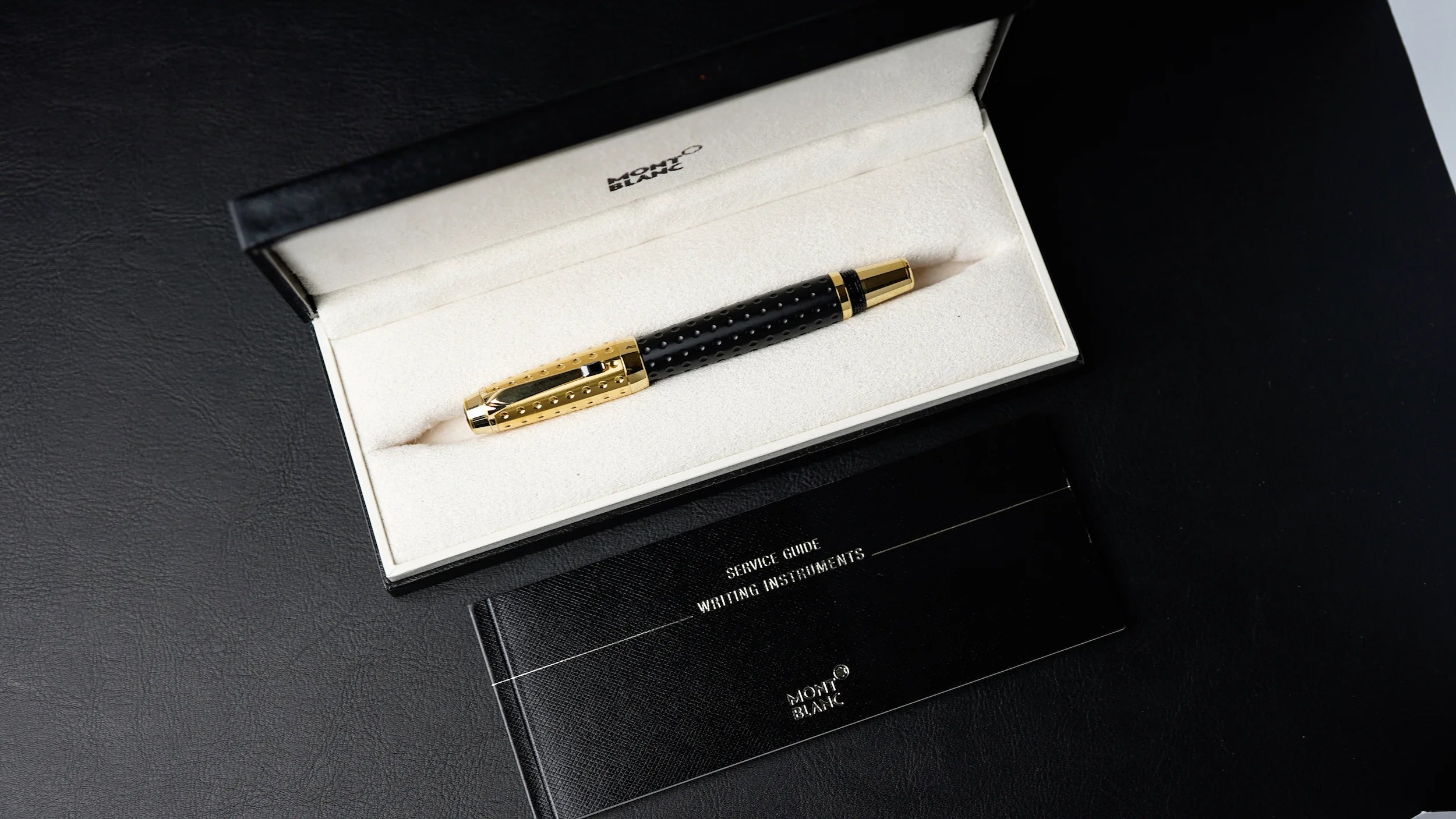 Mont Blanc Füllfederhalter in schwarz-gold mit vollem Lieferumfang (Etui & Service Guide)