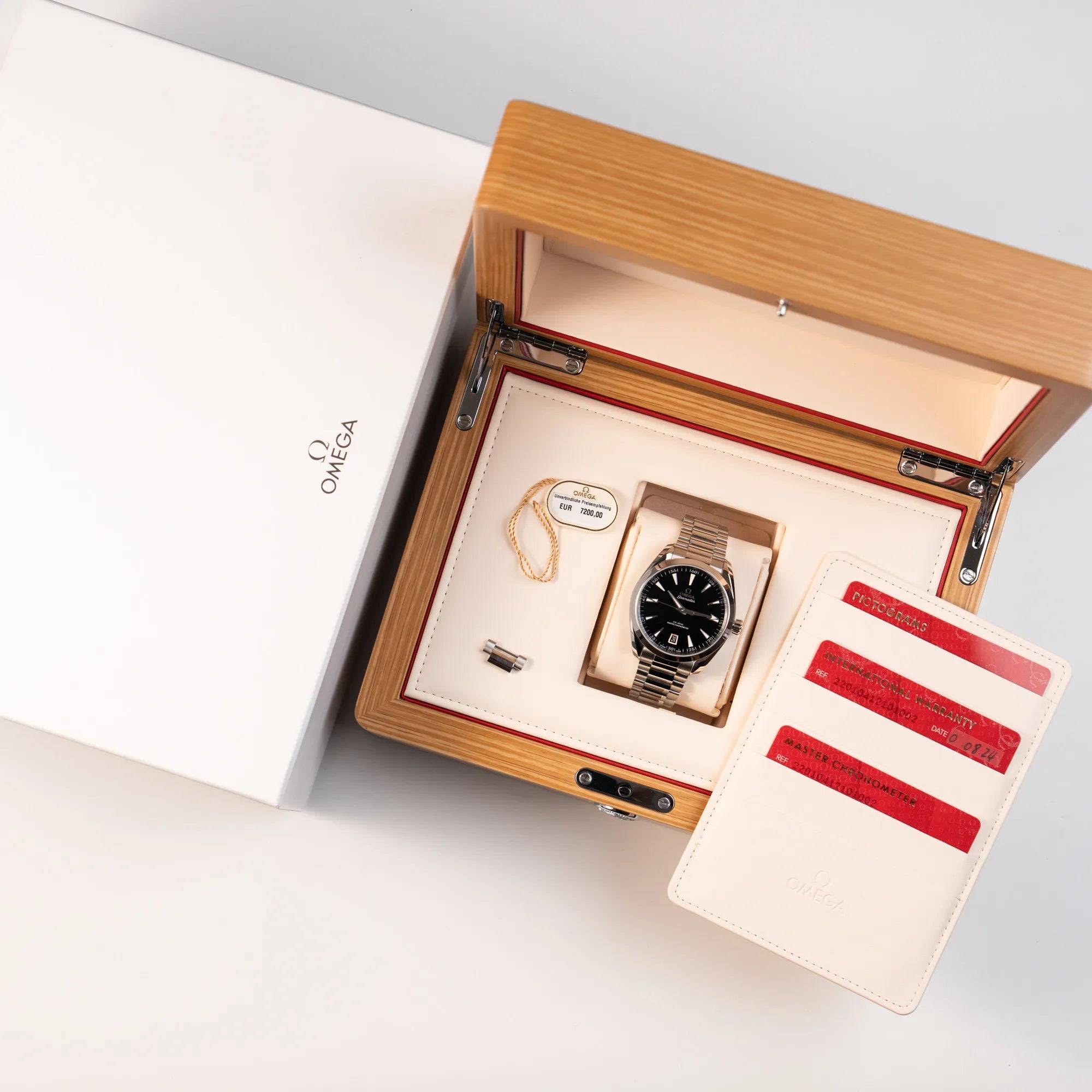 Omega Seamaster Aqua Terra Co-Axial der Referenz 220.10.41.21.01.002 mit schwarz lackiertem Zifferblatt zusammen mit dem Lieferumfang, bestehend aus Box mit Umkarton, Garantiekarten und Hangtag