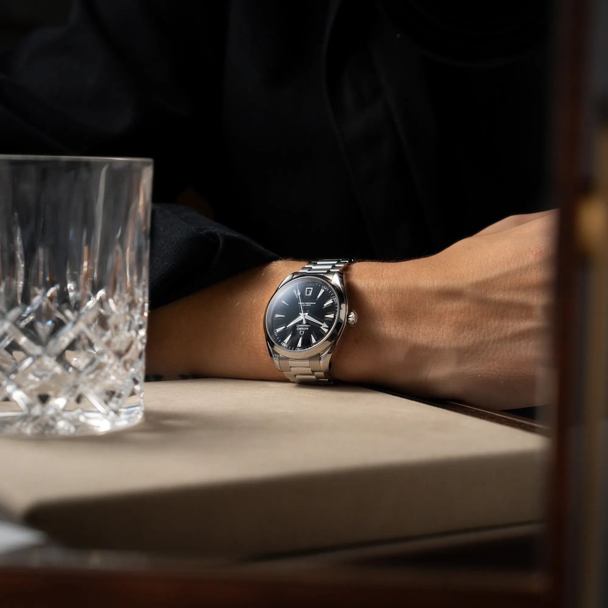 Fotografie zeigt die Omega Seamaster Aqua Terra Co-Axial der Referenz 220.10.41.21.01.002 mit schwarz lackiertem Zifferblatt am Handgelenk eines Mannes