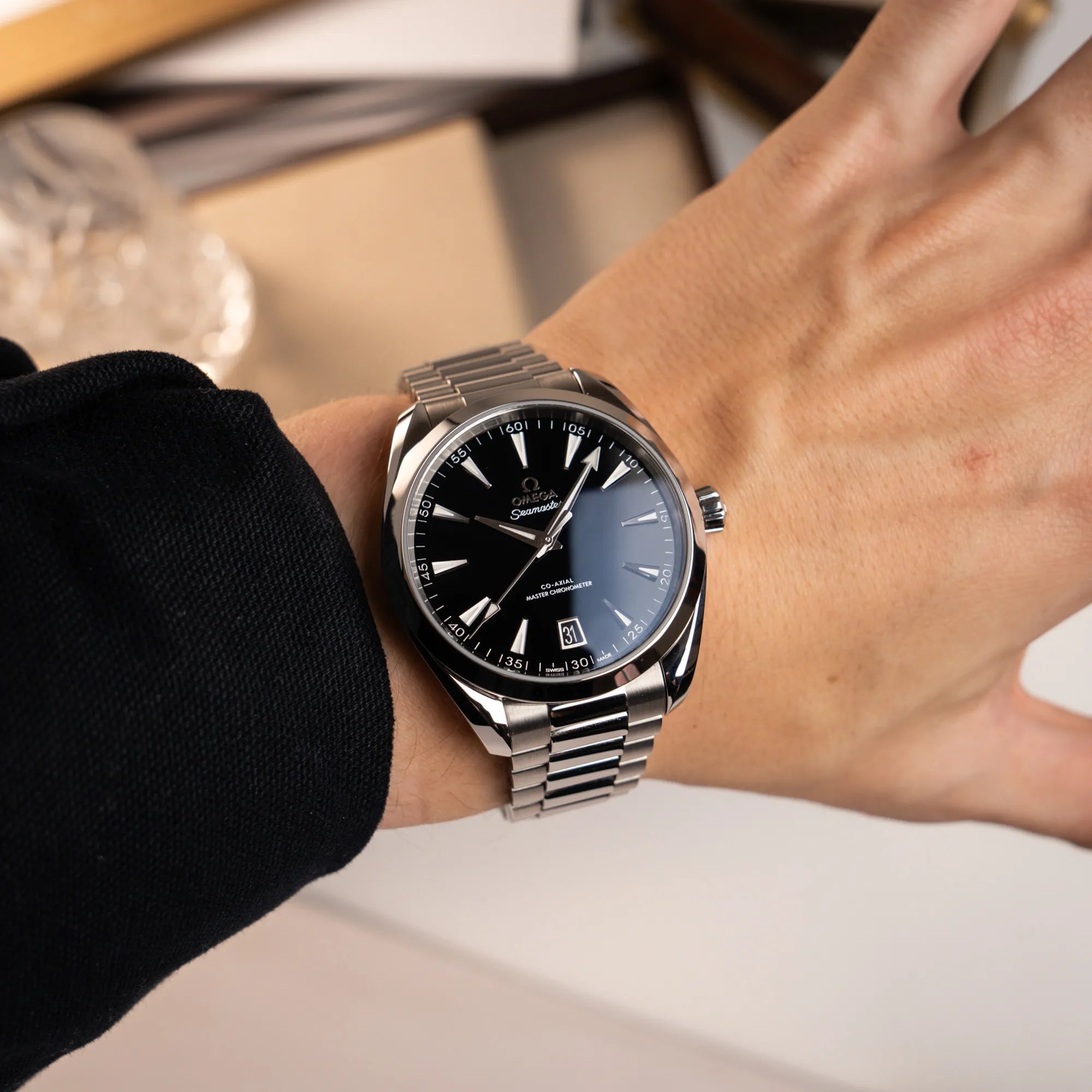 Mann trägt die Omega Seamaster Aqua Terra Co-Axial der Referenz 220.10.41.21.01.002 mit schwarz lackiertem Zifferblatt am Handgelenk