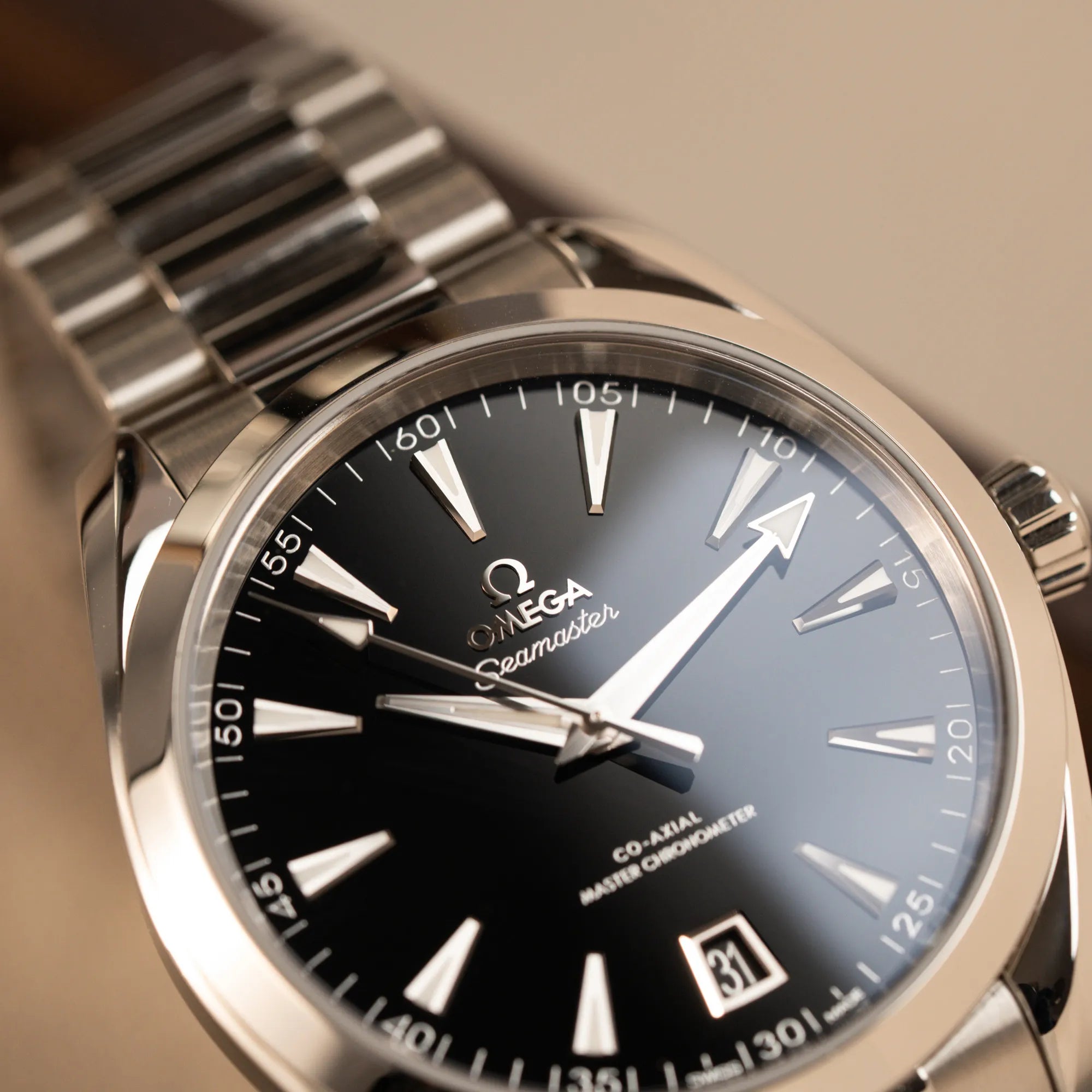 Detailaufnahme des Uhrenkopfes der Omega Seamaster Aqua Terra Co-Axial der Referenz 220.10.41.21.01.002 mit schwarz lackiertem Zifferblatt