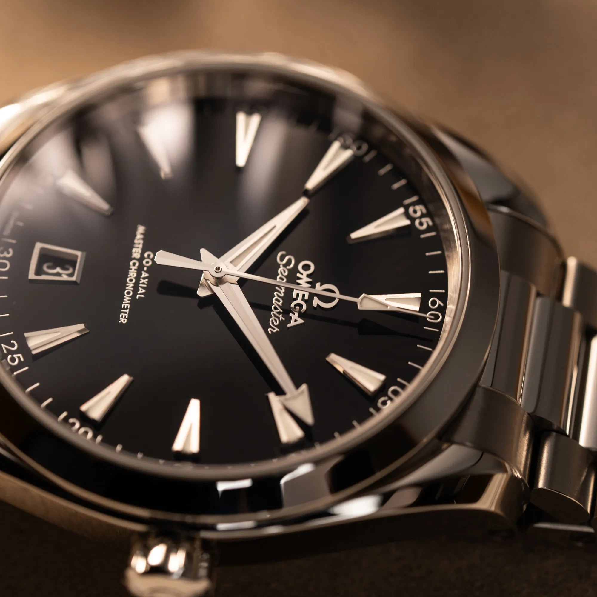 Makroaufnahme mit Fokus auf Zeigersatz der Omega Seamaster Aqua Terra Co-Axial der Referenz 220.10.41.21.01.002 mit schwarz lackiertem Zifferblatt