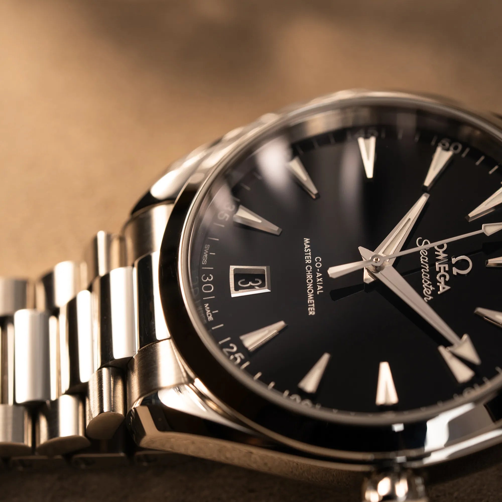 Makroaufnahme mit Fokus auf dem Datumsfenster der Omega Seamaster Aqua Terra Co-Axial der Referenz 220.10.41.21.01.002 mit schwarz lackiertem Zifferblatt