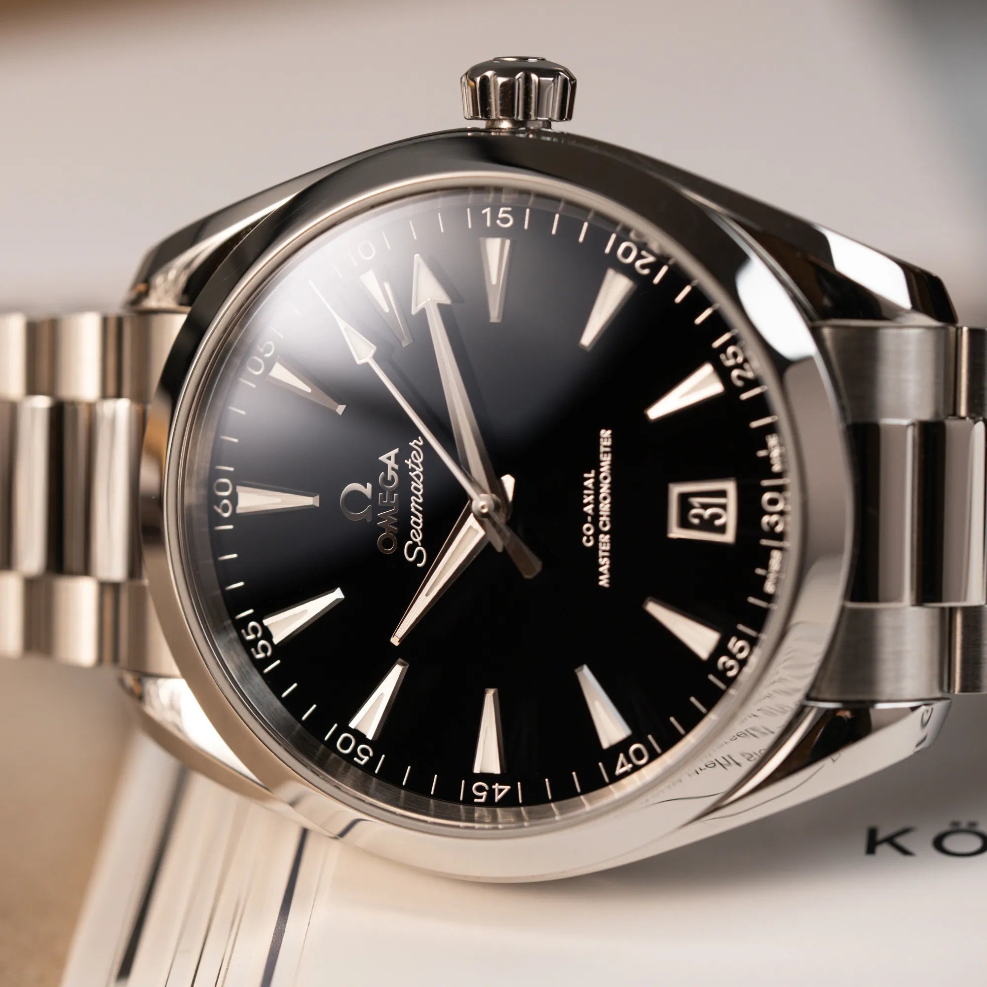 Detailaufnahme der Omega Seamaster Aqua Terra Co-Axial der Referenz 220.10.41.21.01.002 mit schwarz lackiertem Zifferblatt