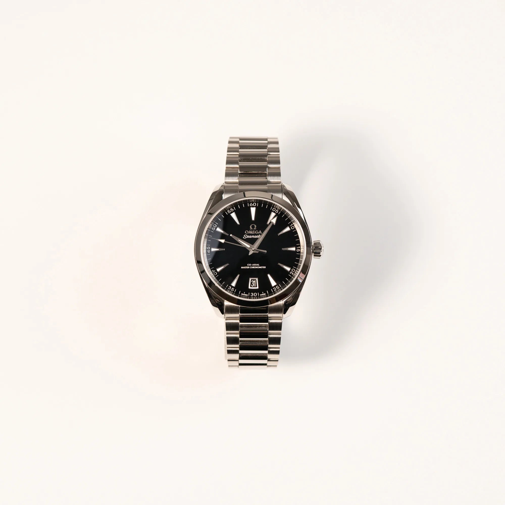 Frontale Ansicht der Omega Seamaster Aqua Terra Co-Axial der Referenz 220.10.41.21.01.002 mit schwarz lackiertem Zifferblatt