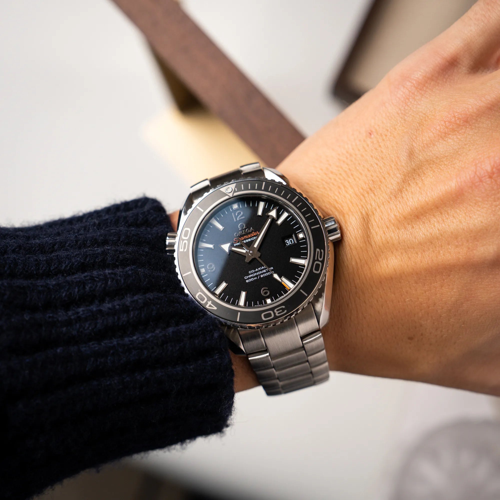 Wristshot mit der Omega Seamaster Planet Ocean 232.30.46.21.01.001 mit 45mm Gehäuse und schwarzem Zifferblatt mit orangen Details