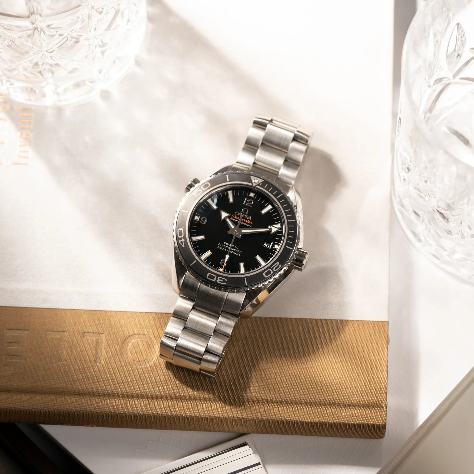 Produktfotografie als Titelbild für die Omega Seamaster Planet Ocean 232.30.46.21.01.001 mit 45mm Gehäuse und schwarzem Zifferblatt mit orangen Details