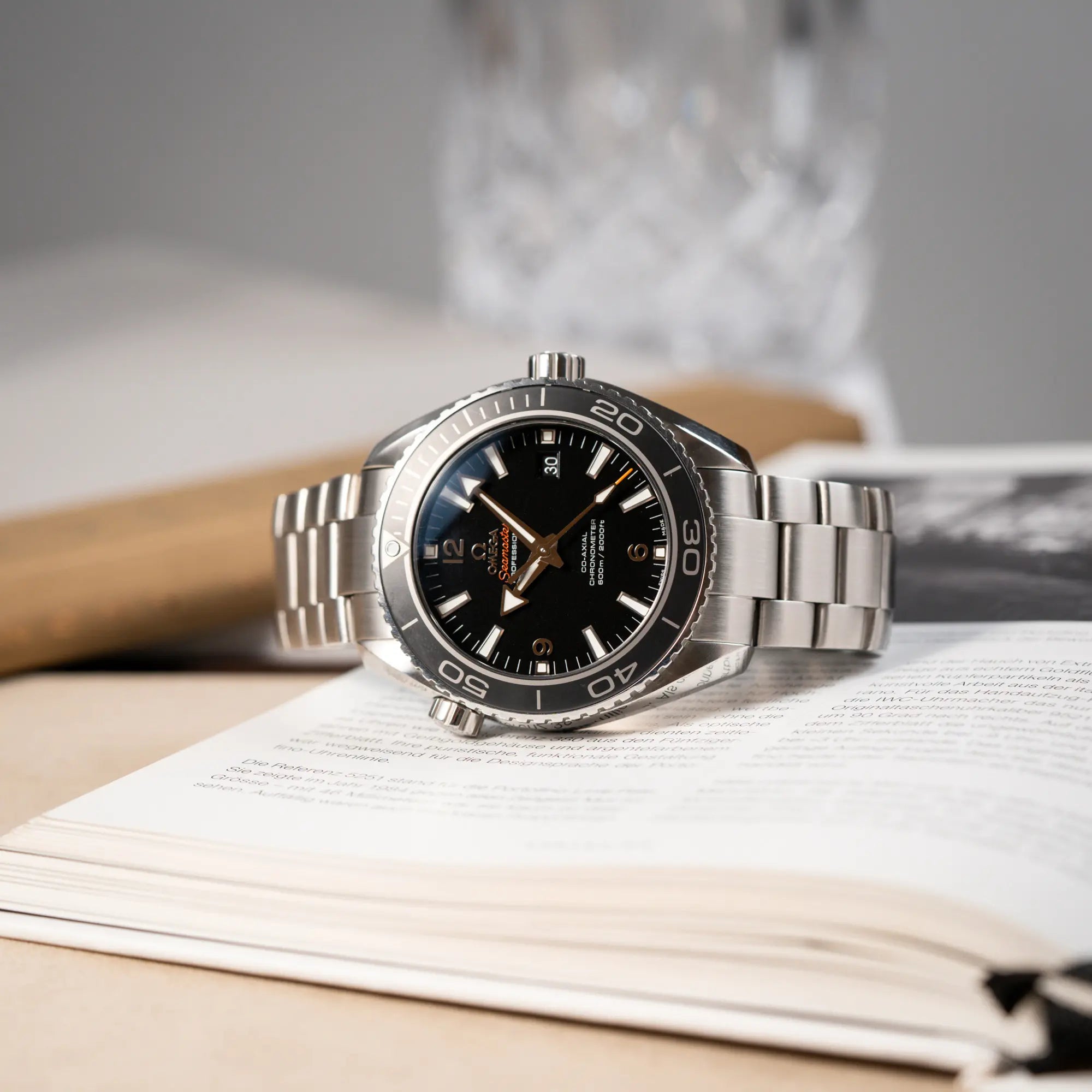 Produktfotografie der Omega Seamaster Planet Ocean 232.30.46.21.01.001 mit 45mm Gehäuse und schwarzem Zifferblatt mit orangen Details