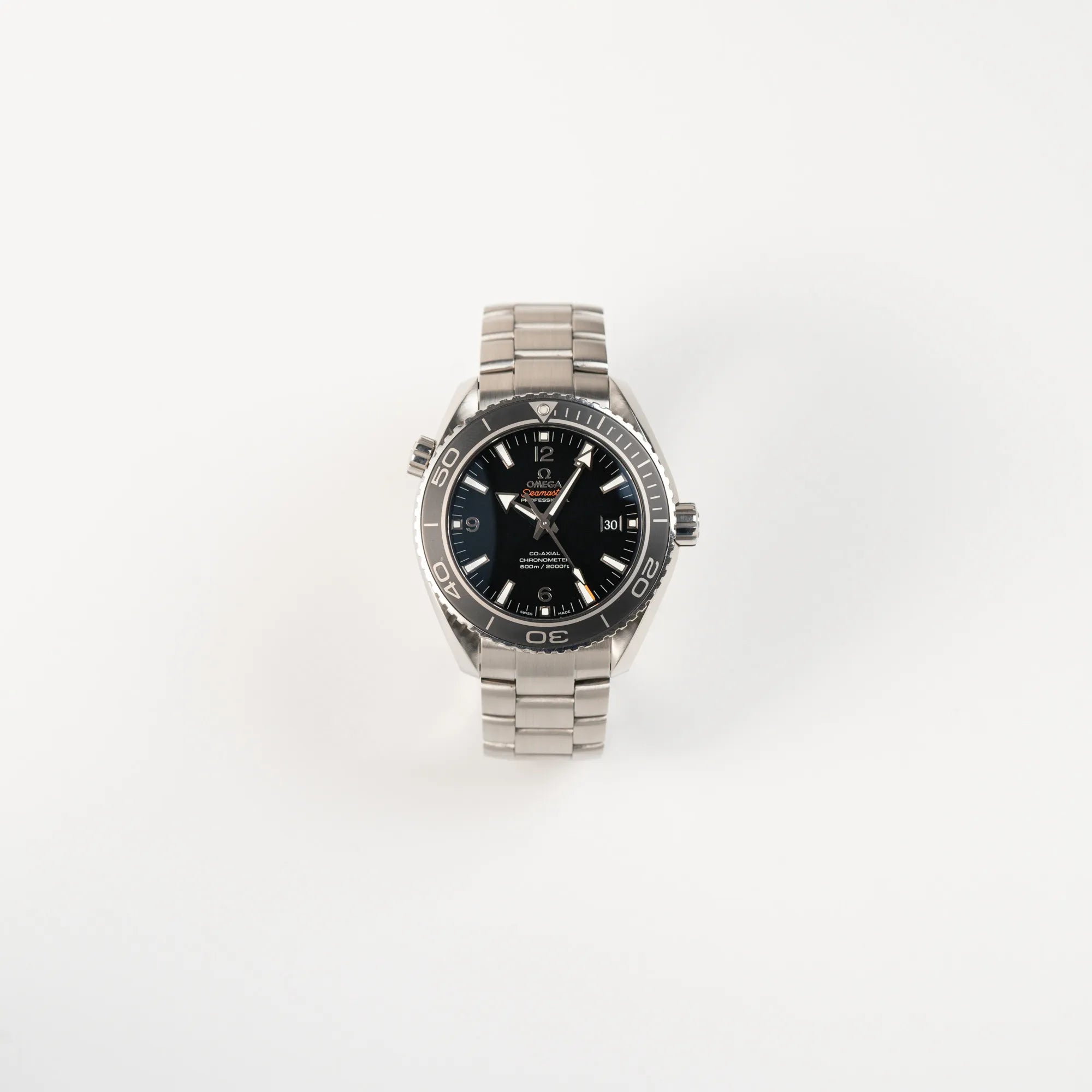 Frontale Ansicht der Omega Seamaster Planet Ocean 232.30.46.21.01.001 mit 45mm Gehäuse und schwarzem Zifferblatt mit orangen Details