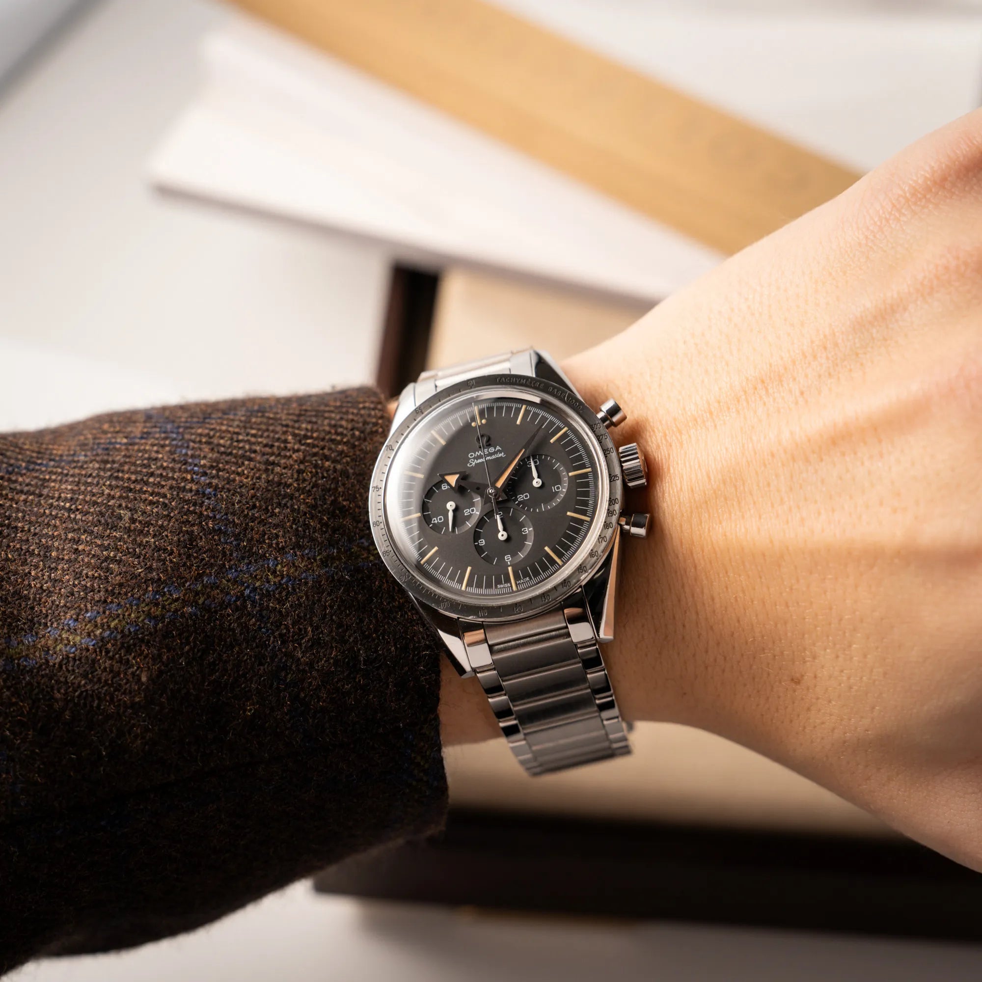 Wristshot mit der Omega Speedmaster 1957 Trilogy Limited Edition mit einem anthrazitfarbenen Zifferblatt mit Vintage-Look und dem original Omega-Stahlband im Ed-White-Design