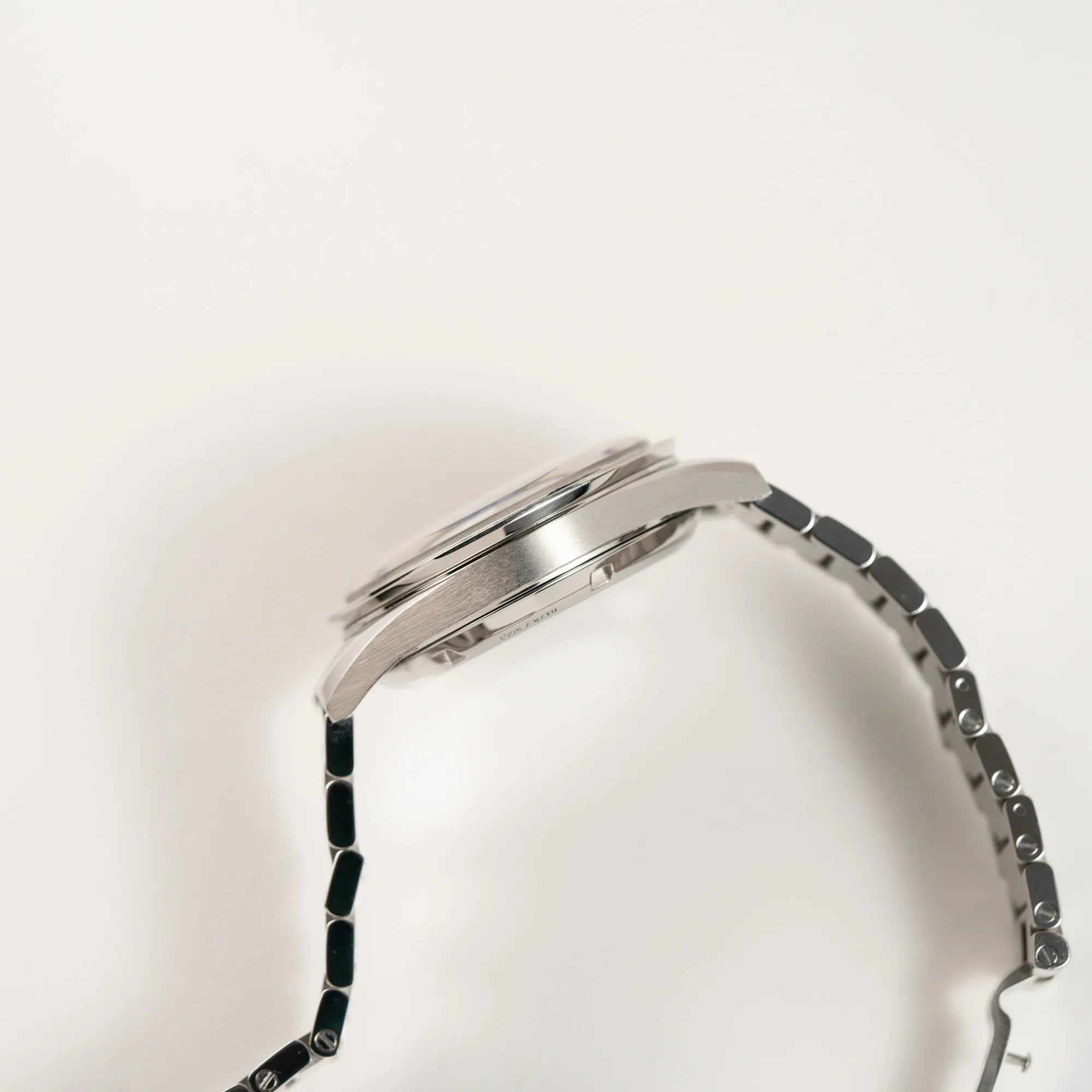 Seitliche Gehäuseflanke der Omega Speedmaster 1957 Trilogy Limited Edition mit einem anthrazitfarbenen Zifferblatt mit Vintage-Look und dem original Omega-Stahlband im Ed-White-Design