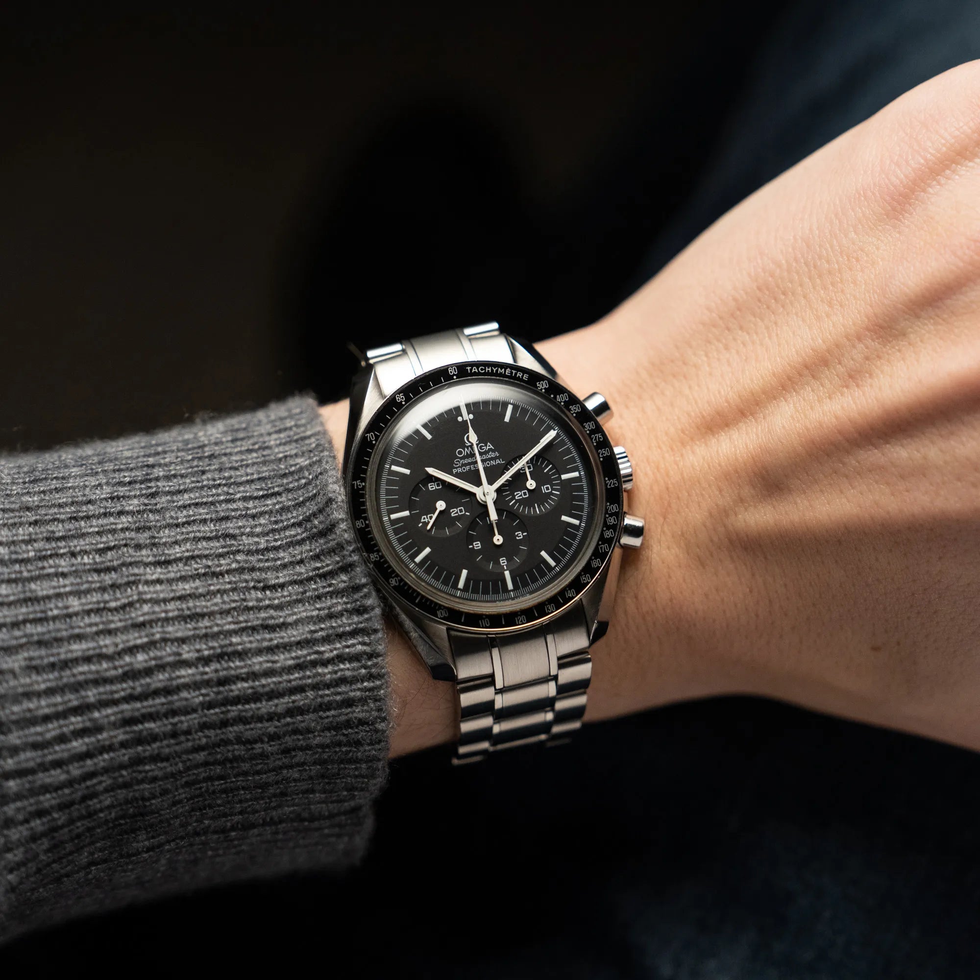 Wristhot mit der der klassischen Omega Speedmaster Professional Moonwatch mit Hesalitglas