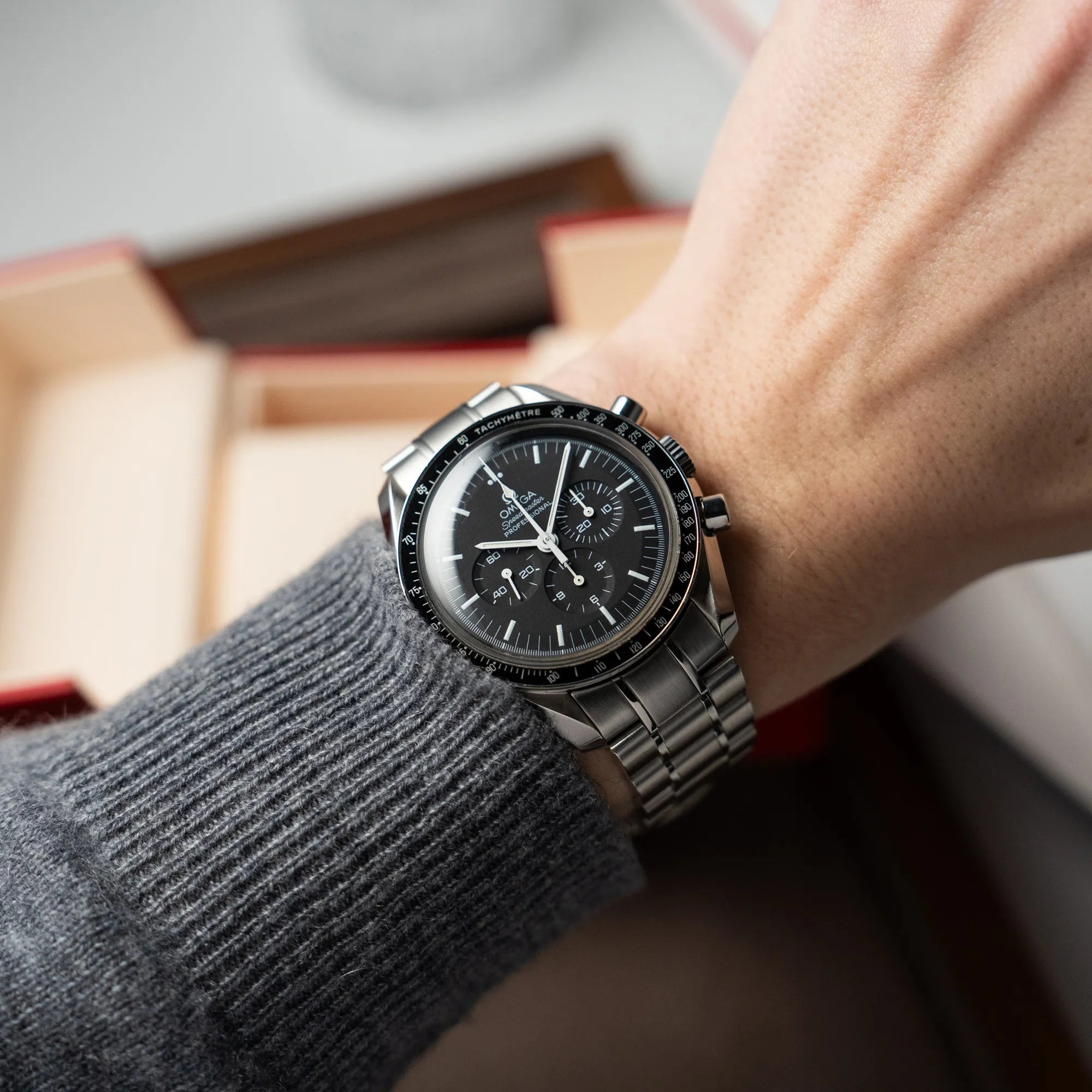 Wristshot mit der klassischen Omega Speedmaster Professional Moonwatch mit Hesalitglas