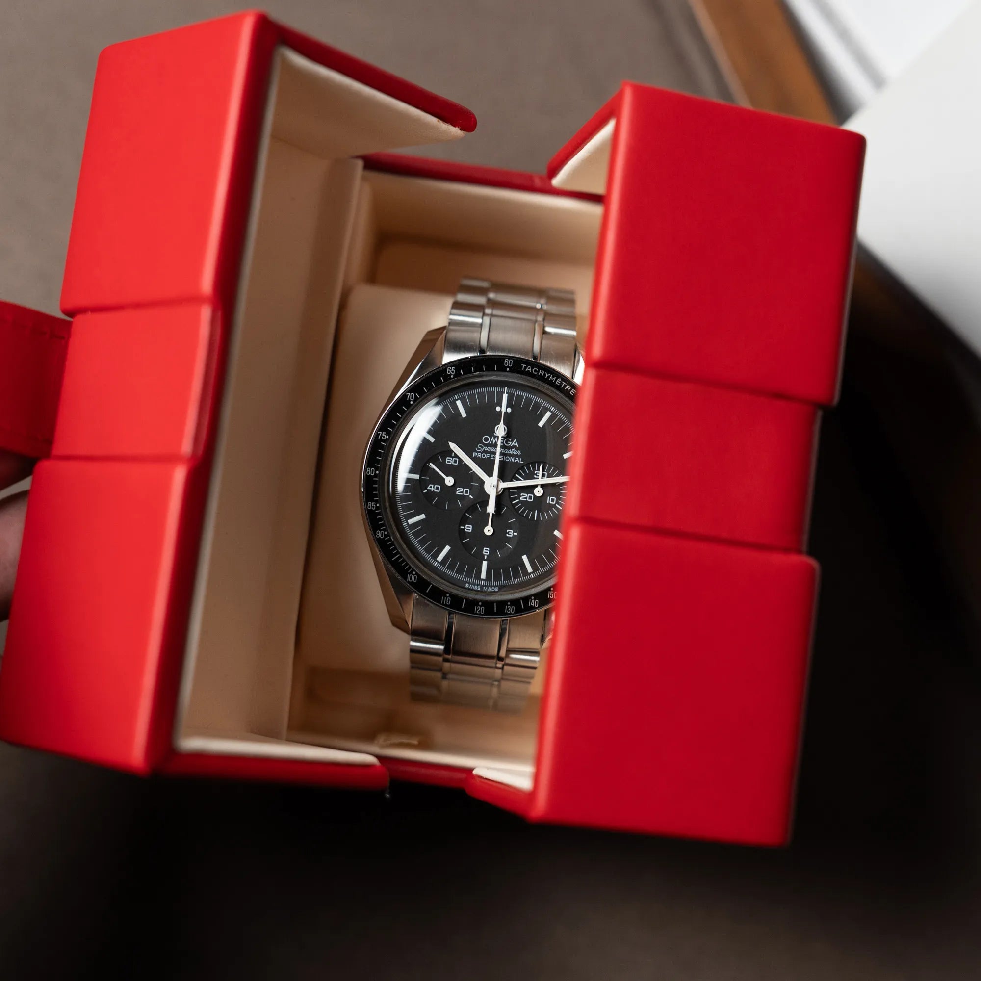 Klassische Omega Speedmaster Professional Moonwatch mit Hesalitglas in der roten Omega Travelbox
