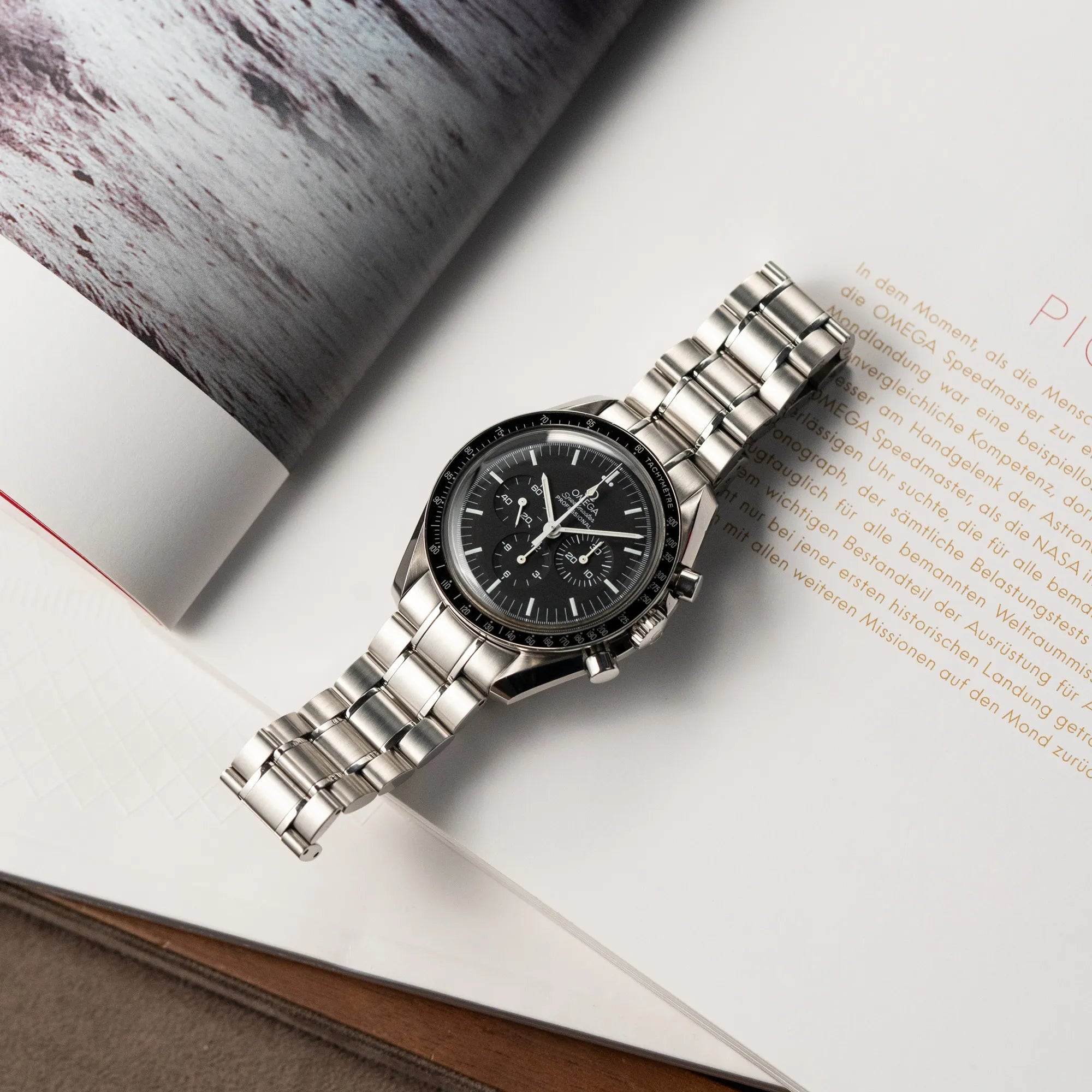 Produktfotografie der klassischen Omega Speedmaster Professional Moonwatch mit Hesalitglas