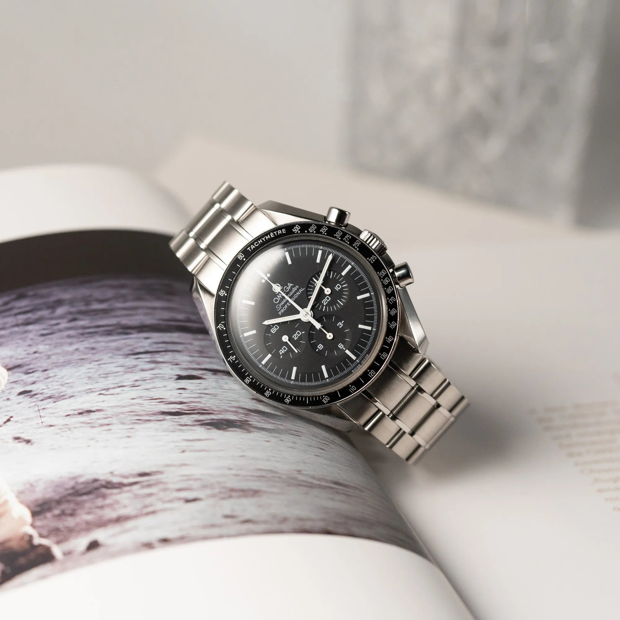 Produktfotografie der klassischen Omega Speedmaster Professional Moonwatch mit Hesalitglas