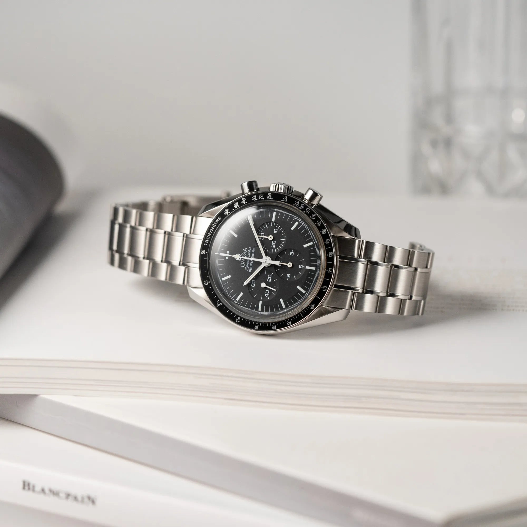 Produktfotografie der klassischen Omega Speedmaster Professional Moonwatch mit Hesalitglas