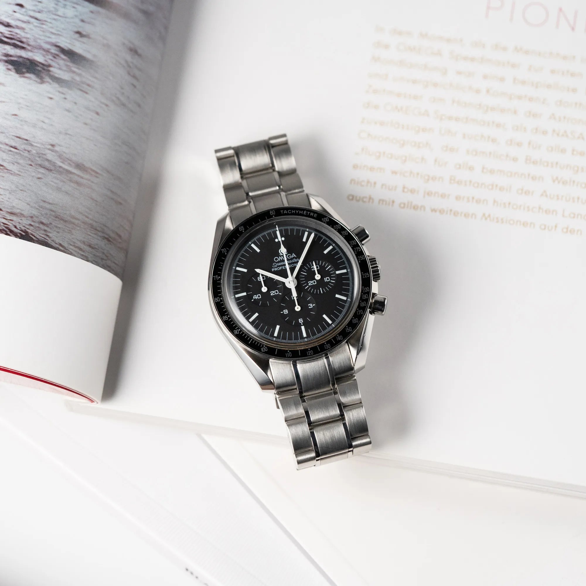 Produktfotografie der klassischen Omega Speedmaster Professional Moonwatch mit Hesalitglas