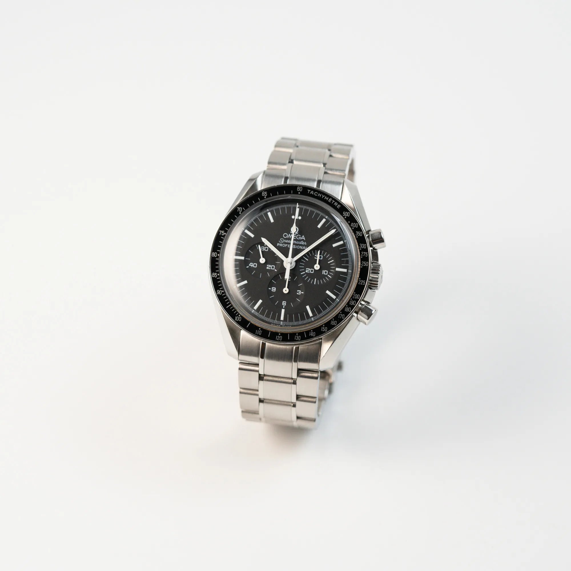 Leicht schräge Ansicht der klassischen Omega Speedmaster Professional Moonwatch mit Hesalitglas