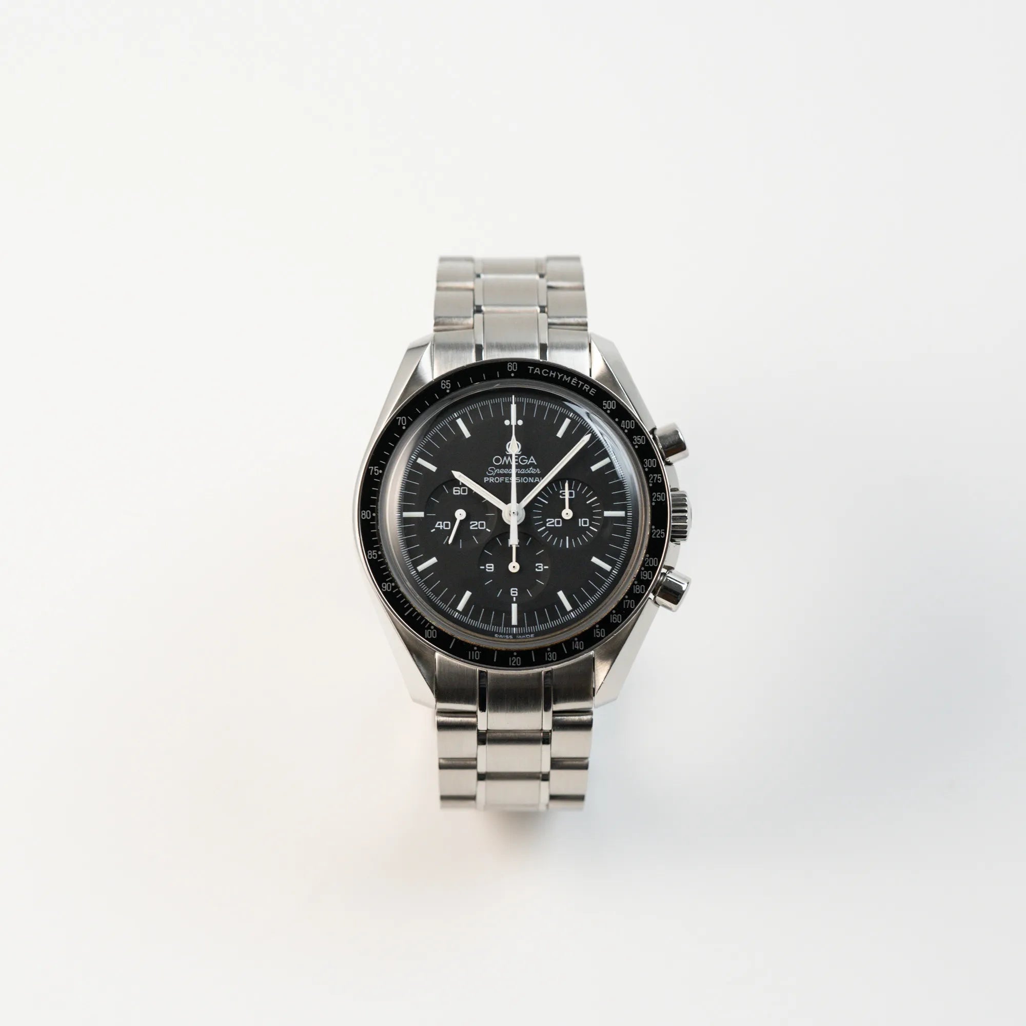 Frontale Ansicht der klassischen Omega Speedmaster Professional Moonwatch mit Hesalitglas