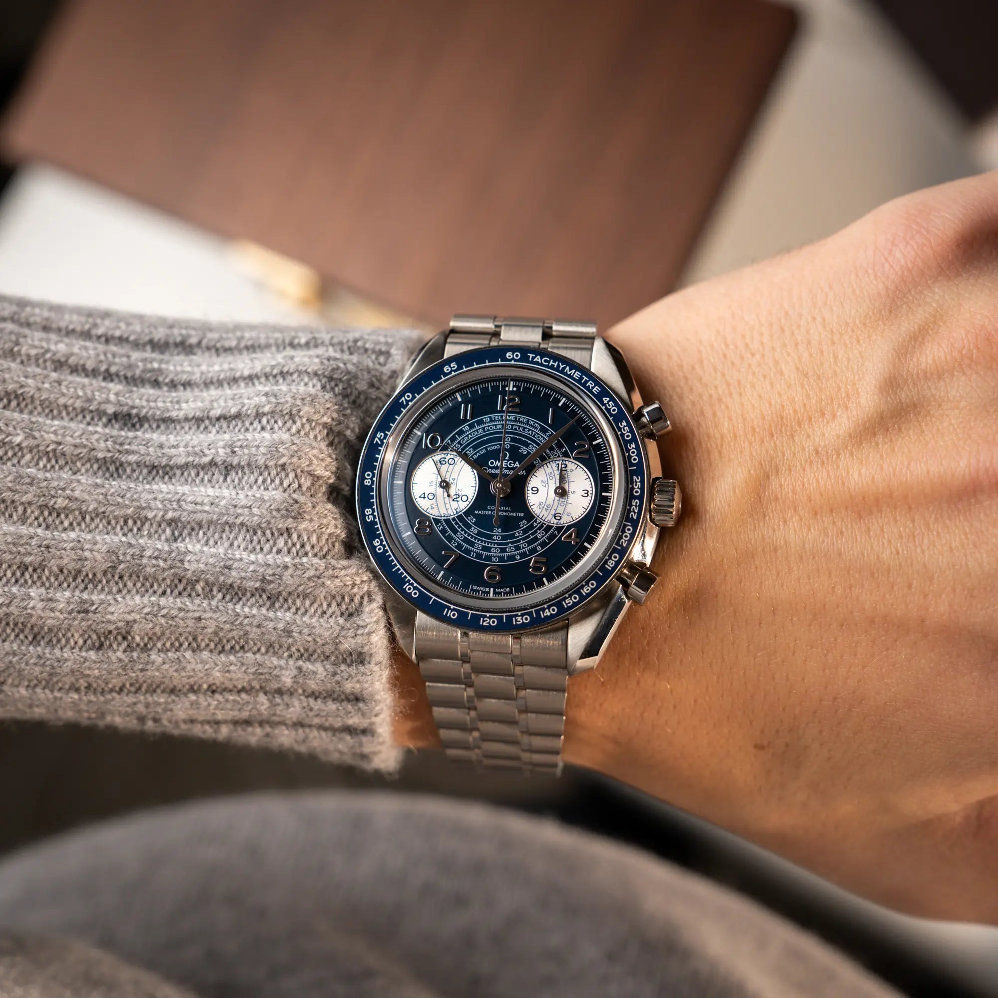 Mann trägt die Omega Speedmaster Chronoscope aus Edelstahl mit blauem Zifferblatt und Pulsometerskala, sowie Telemeterskala an seinem Handgelenk