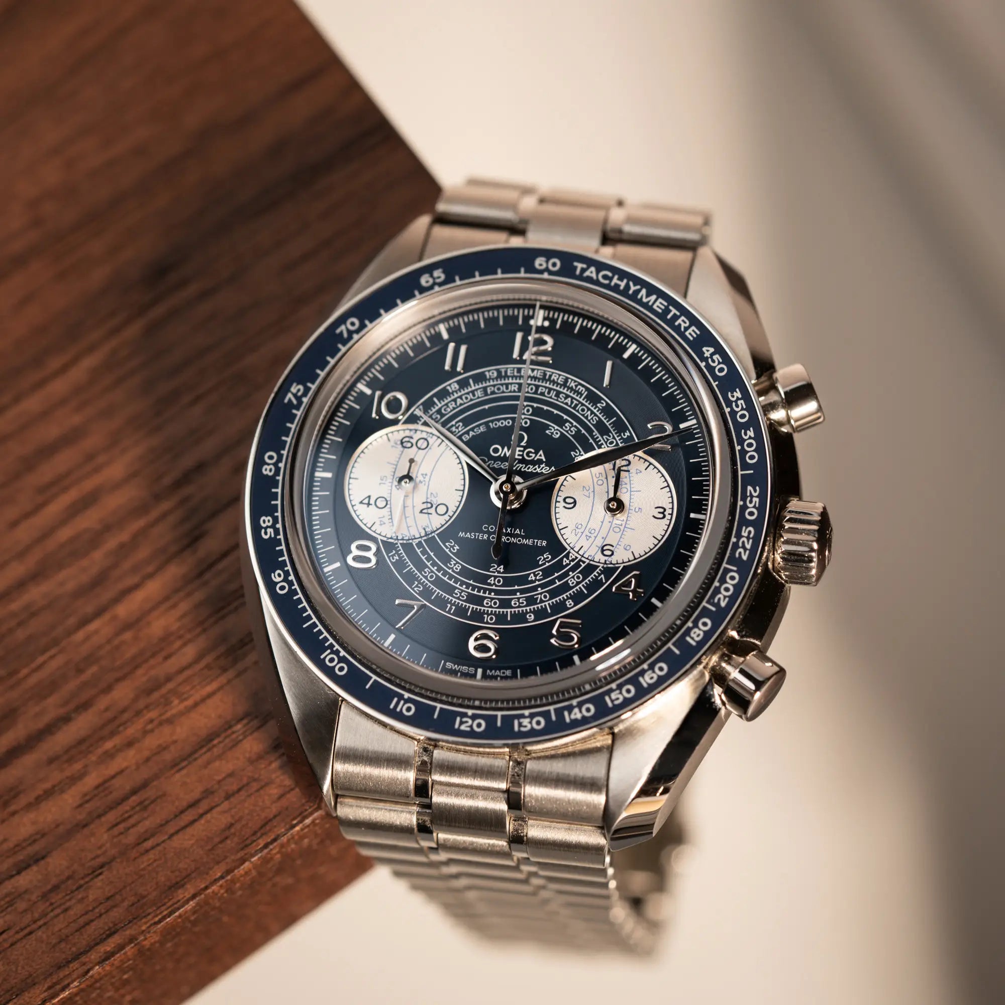 Produktfotografie der Omega Speedmaster Chronoscope aus Edelstahl mit blauem Zifferblatt und Pulsometerskala, sowie Telemeterskala zeigt die Details des Uhrenkopfes