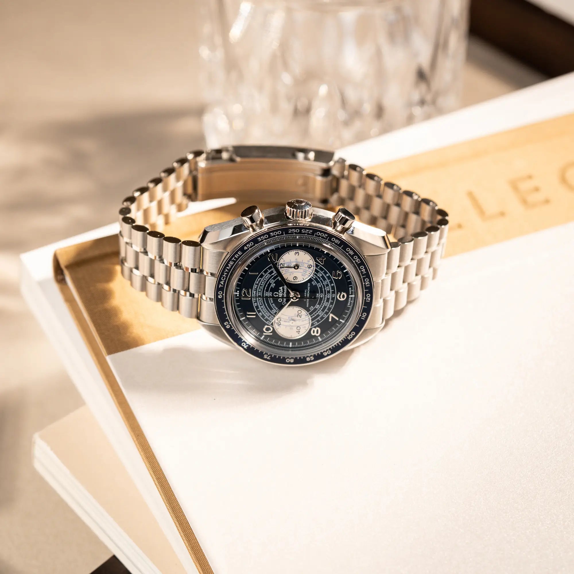 Omega Speedmaster Chronoscope aus Edelstahl mit blauem Zifferblatt und Pulsometerskala, sowie Telemeterskala