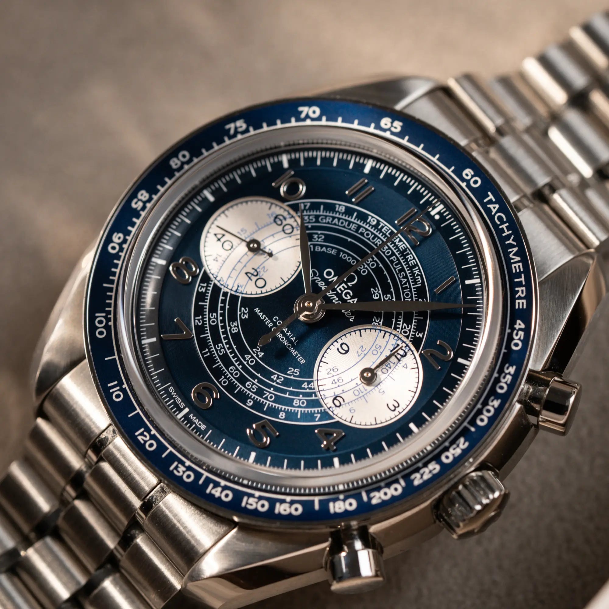 Detailansicht der Omega Speedmaster Chronoscope aus Edelstahl mit blauem Zifferblatt und Pulsometerskala, sowie Telemeterskala mit Fokus auf den verschiedenen blau Tönen des Zifferblatts