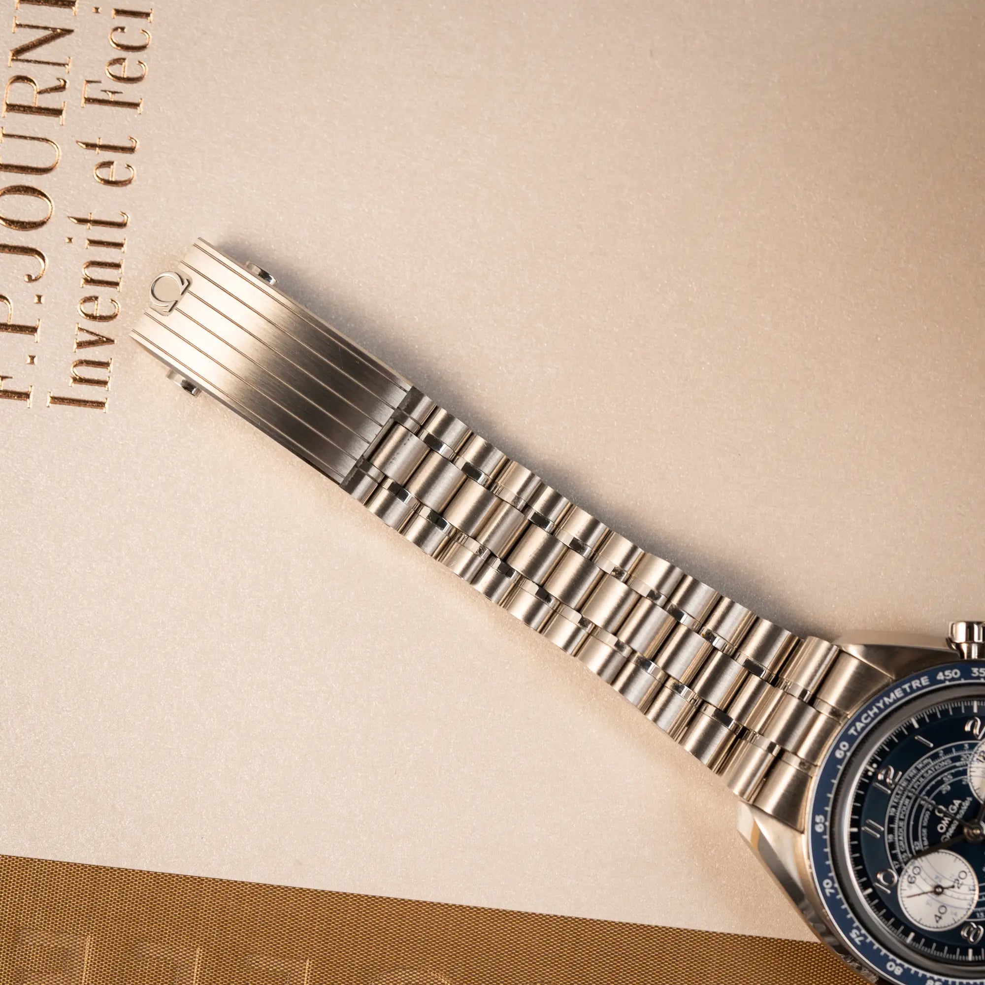 Detailaufnahme des Edelstahl-Armbands der Omega Speedmaster Chronoscope aus Edelstahl mit blauem Zifferblatt und Pulsometerskala, sowie Telemeterskala in einem hervorragenden Zustand