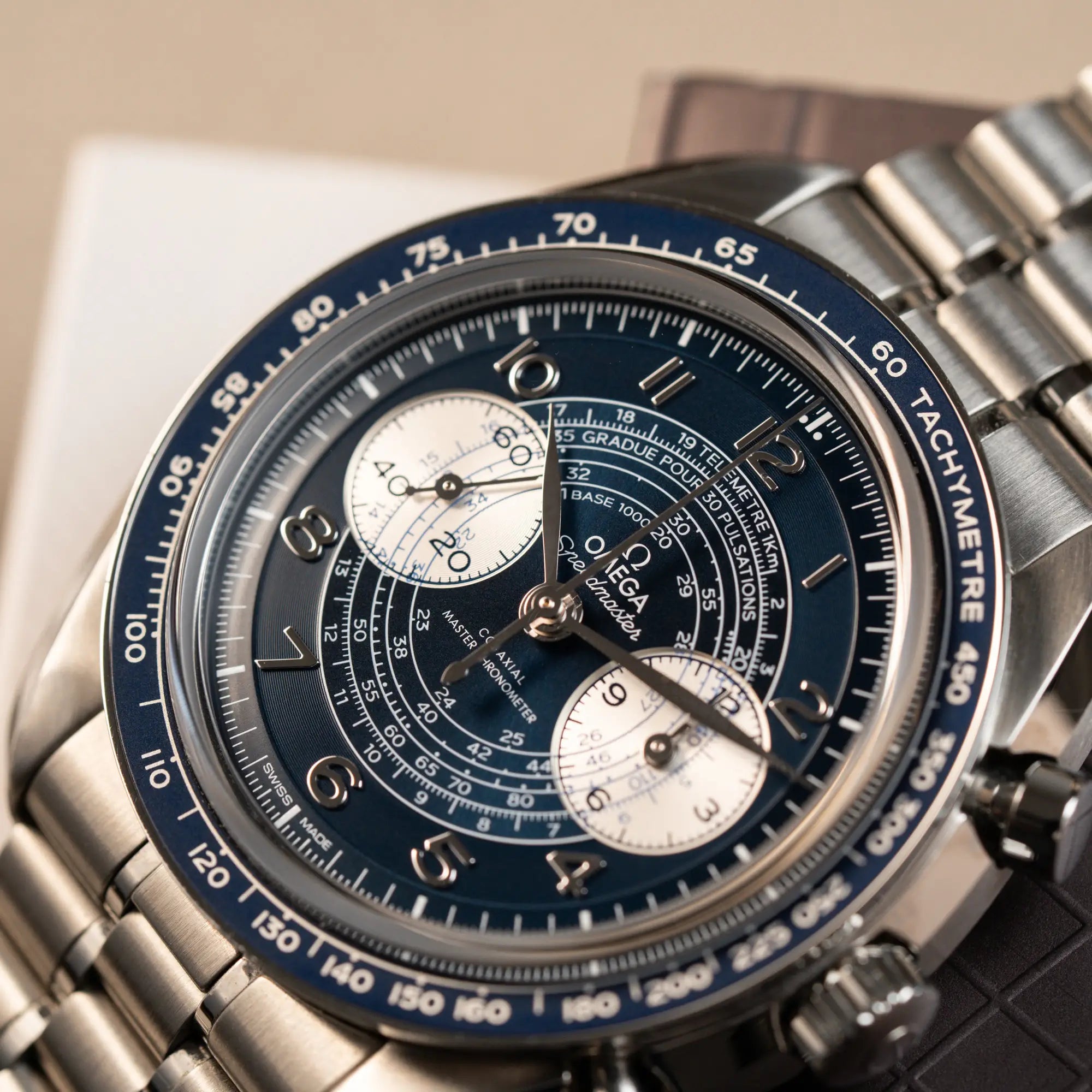 Detailaufnahme der Omega Speedmaster Chronoscope aus Edelstahl mit blauem Zifferblatt und Pulsometerskala, sowie Telemeterskala zeigt das Zifferblatt mit den weiß-silbernen Totalisatoren
