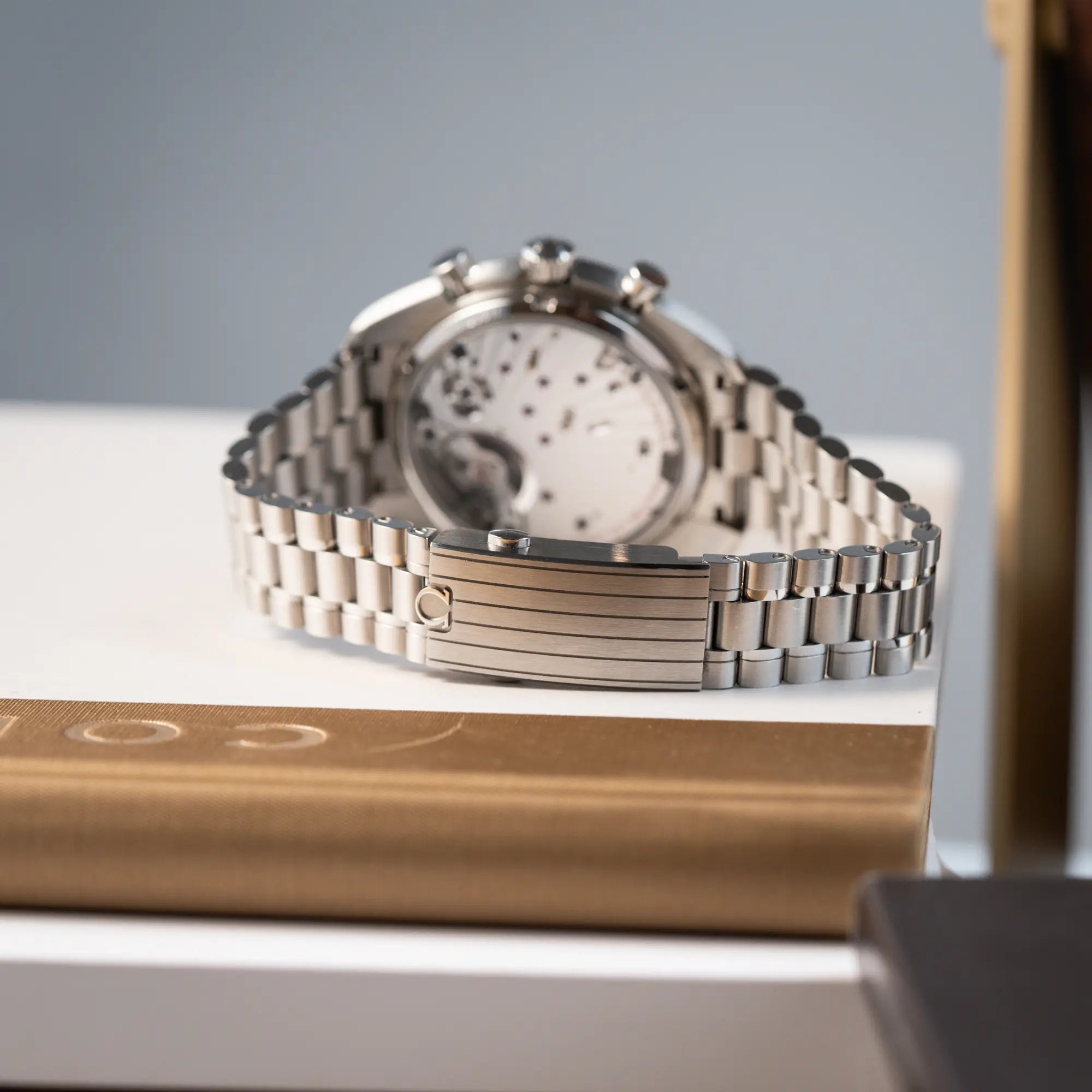 Detailaufnahme der originalen Omega-Faltschliesse on der Omega Speedmaster Chronoscope aus Edelstahl mit blauem Zifferblatt und Pulsometerskala, sowie Telemeterskala