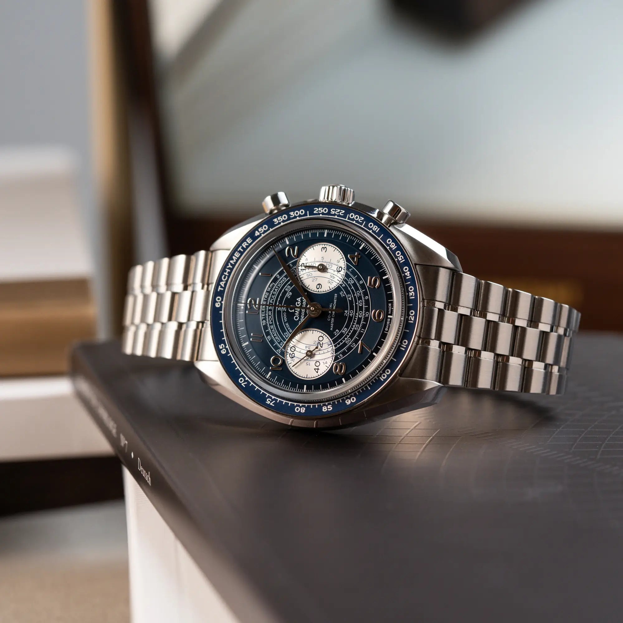 Produktfotografie der Omega Speedmaster Chronoscope aus Edelstahl mit blauem Zifferblatt und Pulsometerskala, sowie Telemeterskala