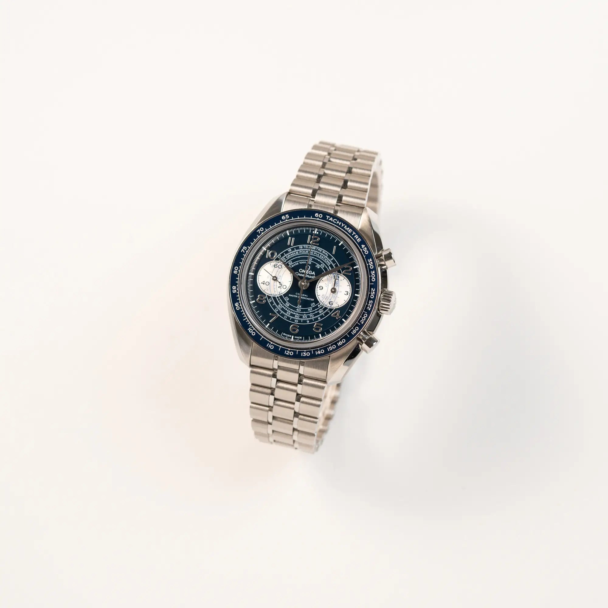 Leicht seitliche Ansicht der Omega Speedmaster Chronoscope aus Edelstahl mit blauem Zifferblatt und Pulsometerskala, sowie Telemeterskala